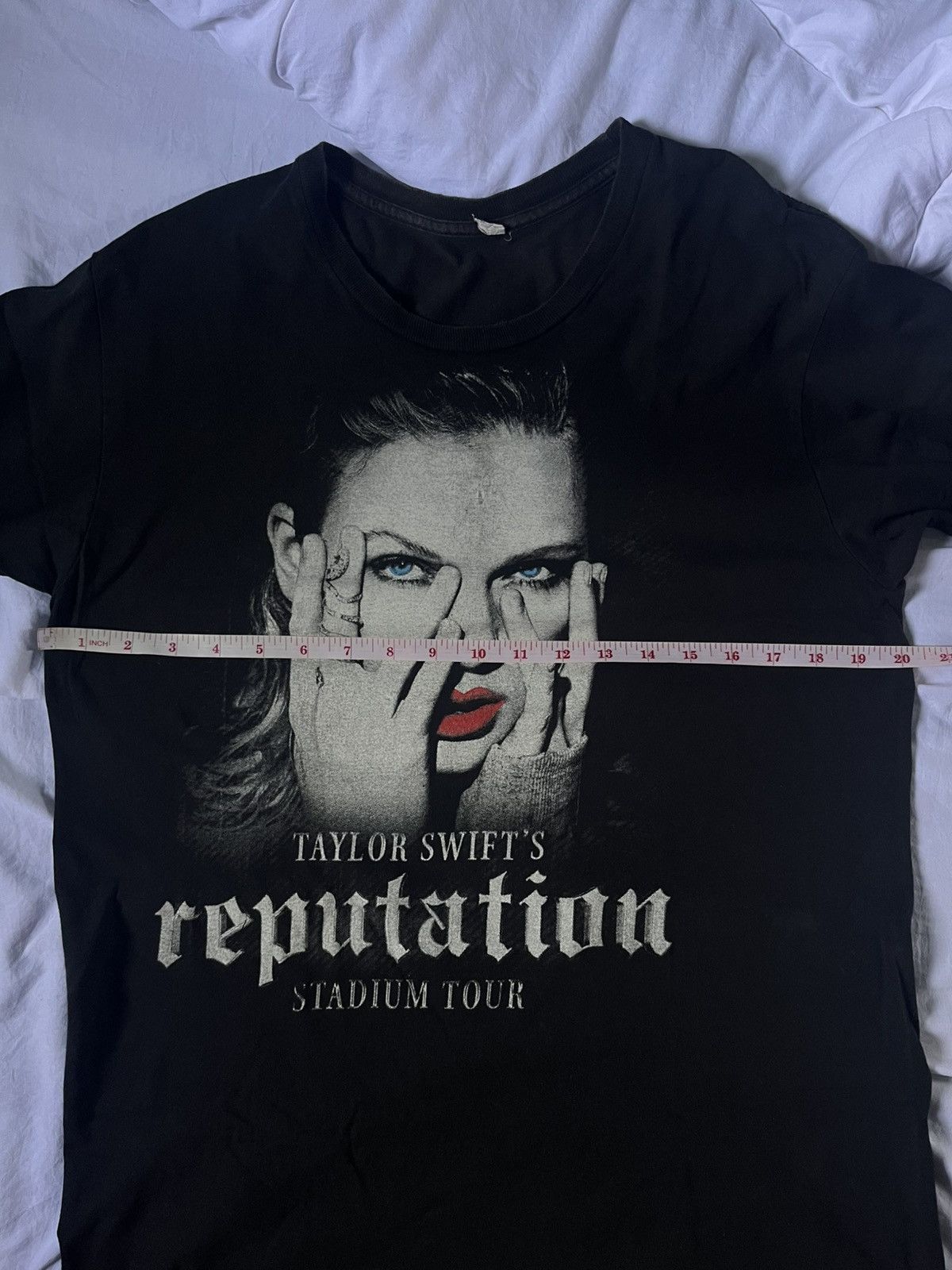 Vintage Taylor Swift official Reputation tour shirt Size US L / EU 52-54 / 3 - 4 Thumbnail
