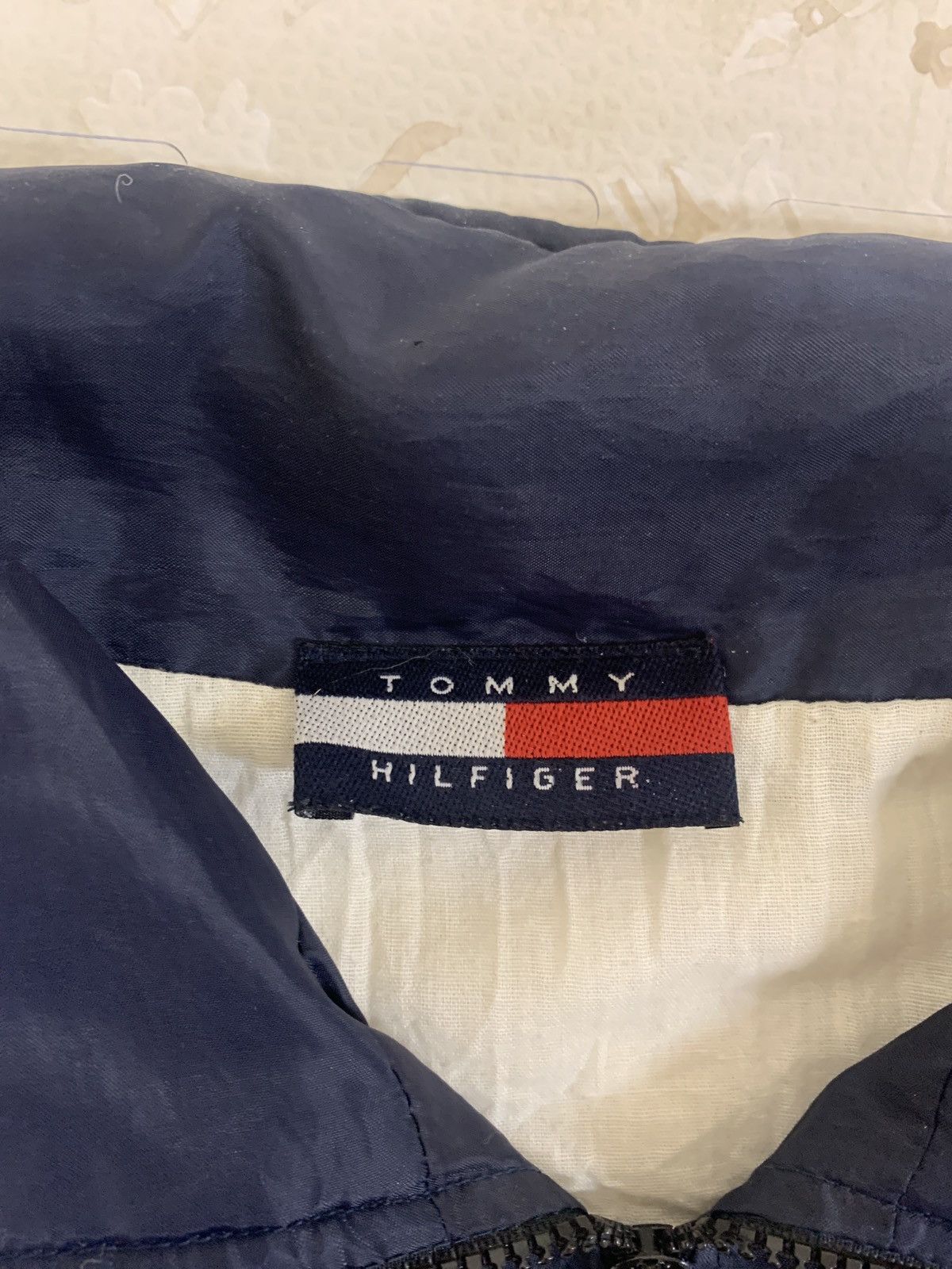 Tommy Hilfiger × Vintage Vintage Tommy Hilfiger windbreaker jacket 90’s Size US L / EU 52-54 / 3 - 3 Thumbnail