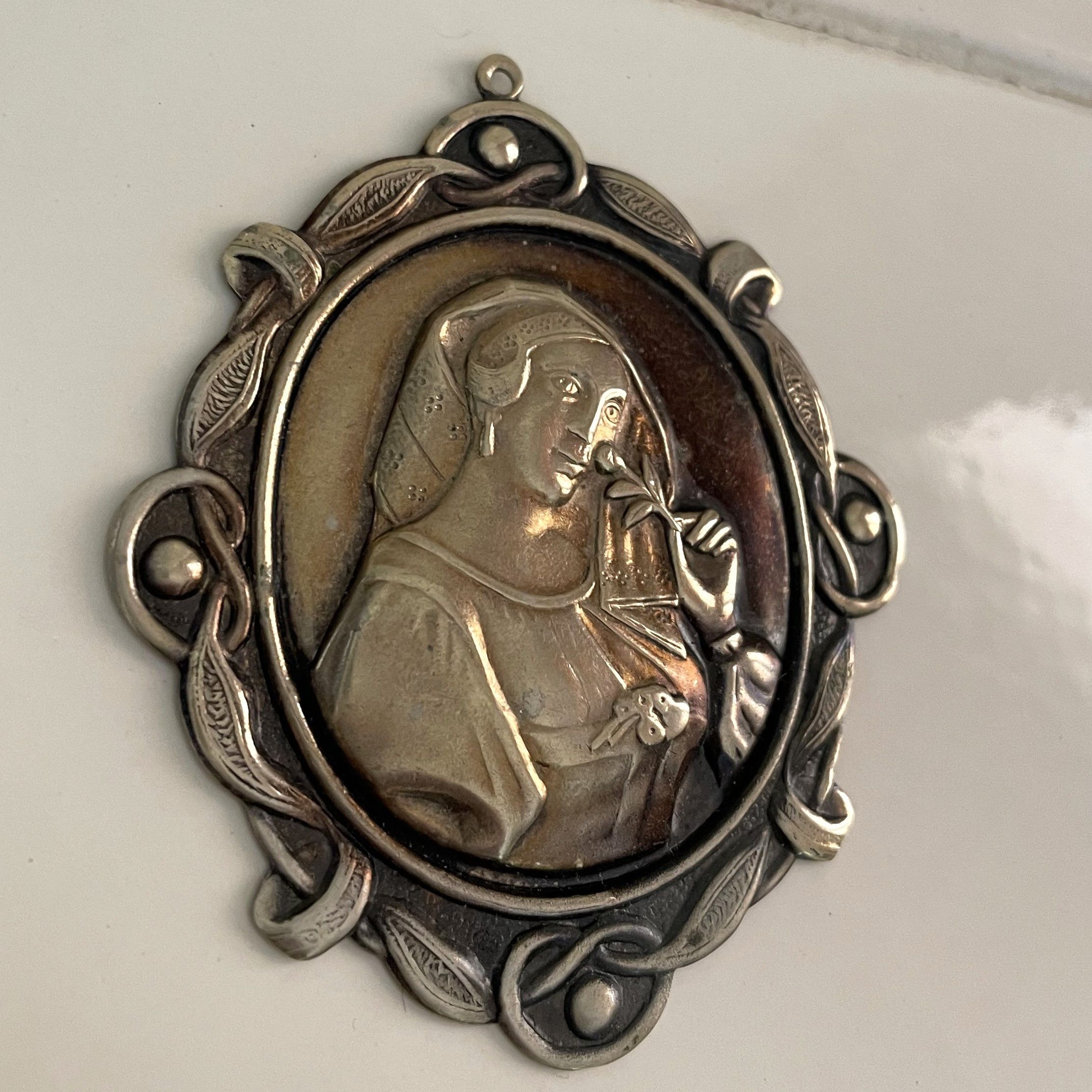 Other Vintage Pendant medieval Relief of a woman with a flower. Size ONE SIZE - 2 Thumbnail
