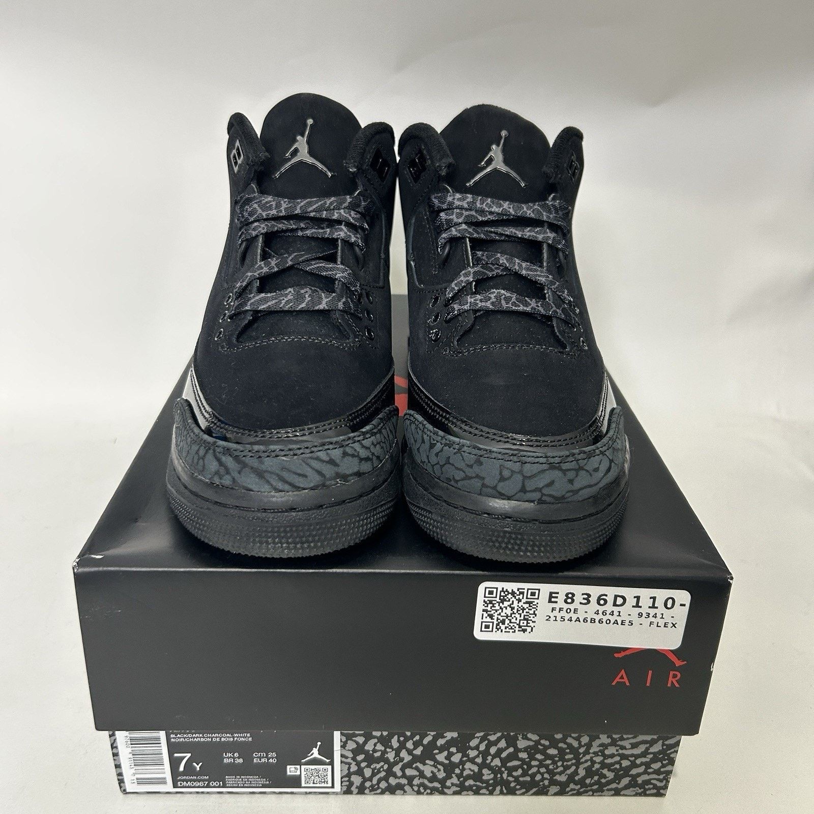 Jordan Brand Nike Air Jordan 3 Retro (GS) "Black Cat" Size US 8.5 / IT 38.5 - 2 Thumbnail
