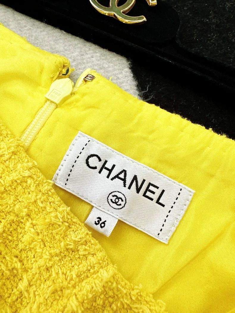 Chanel Chanel 22s spring and summer yellow skirt Size 24" / US 00 / IT 34 - 4 Thumbnail