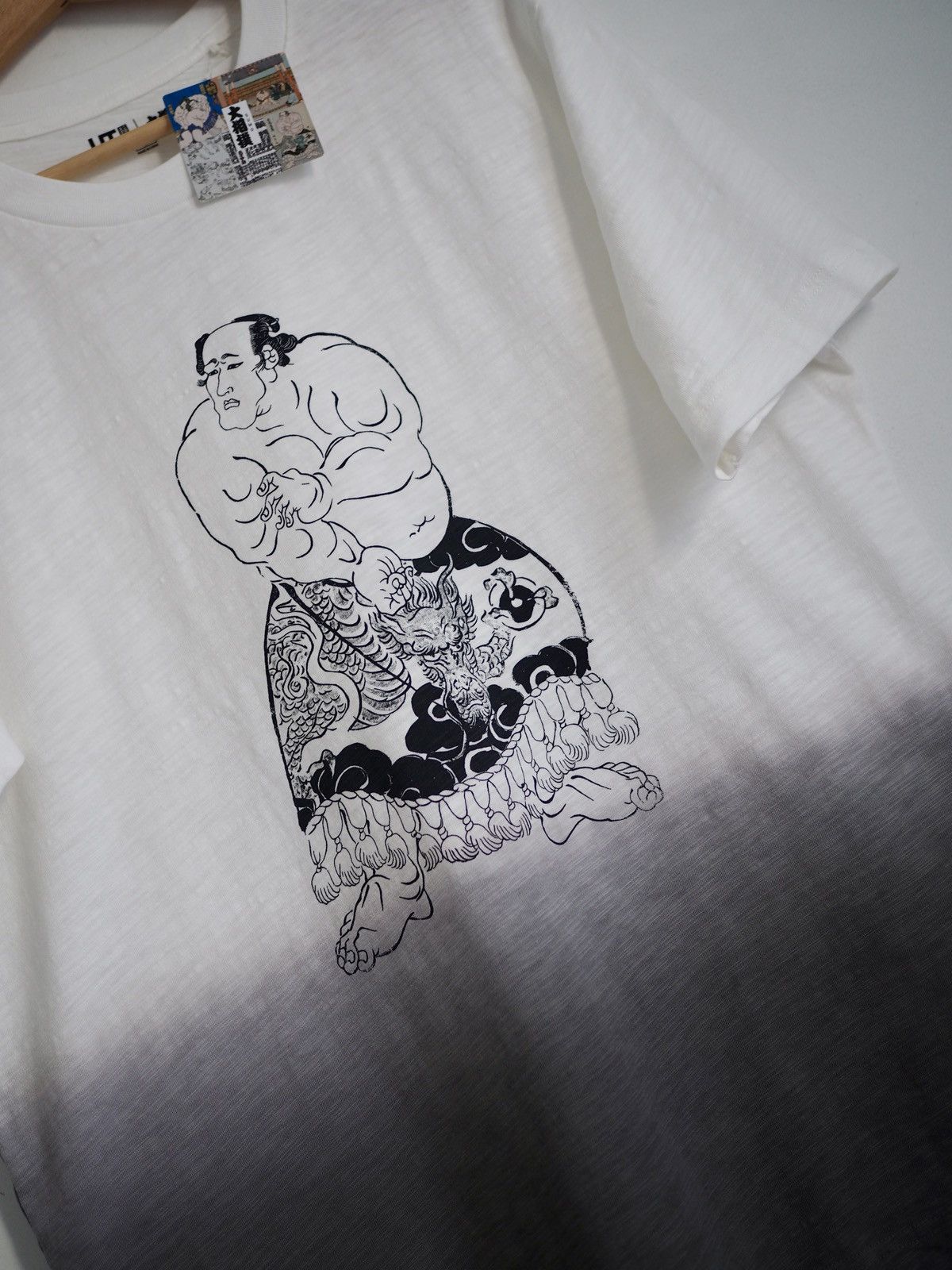 Uniqlo Sumo wrestling graphic Uniqlo T shirt size medium Size US M / EU 48-50 / 2 - 7 Thumbnail