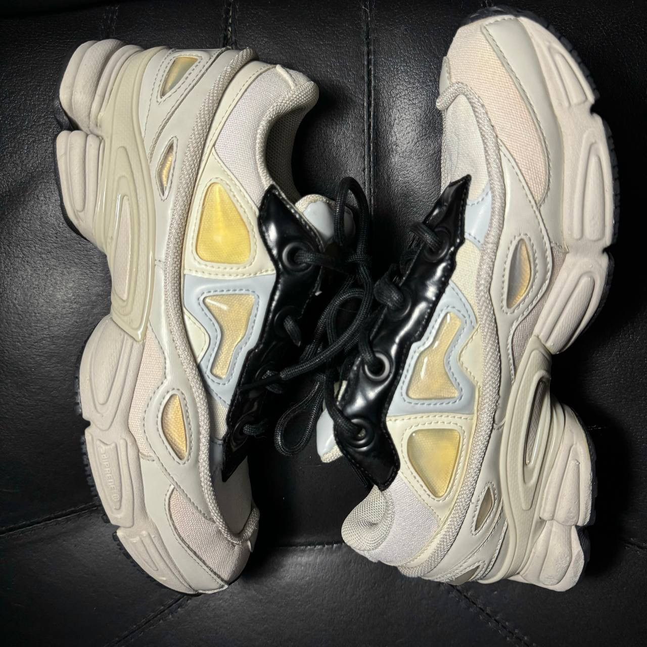 Adidas × Raf Simons 7us Adidas Raf Simons Ozweego Cream White Size US 7 / IT 37 - 2 Thumbnail