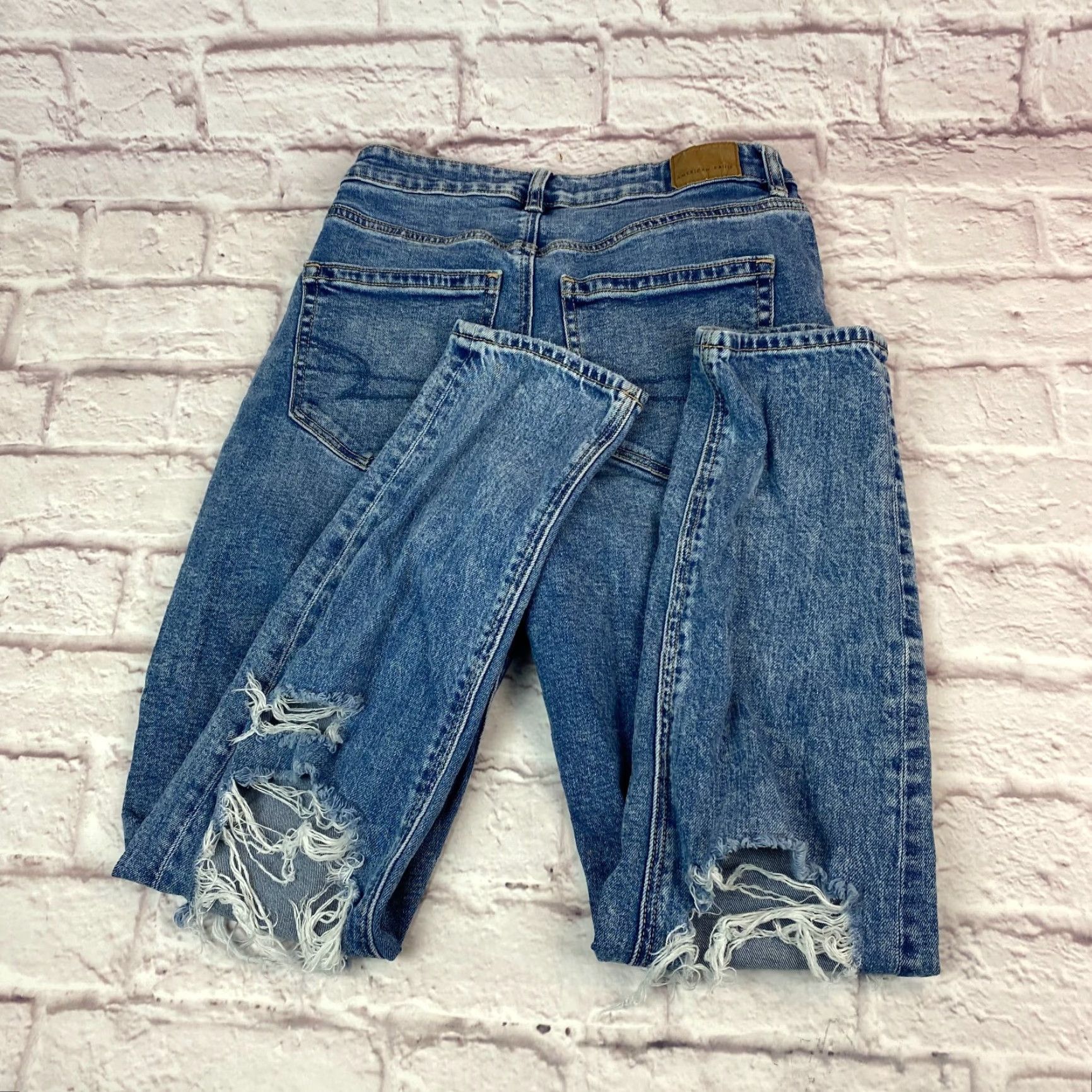 American Eagle Outfitters American Eagle Womens Mom Jeans Size 2 Blue Ripped Mid Rise Medium Wash Size 26" / US 2 / IT 38 - 2 Thumbnail