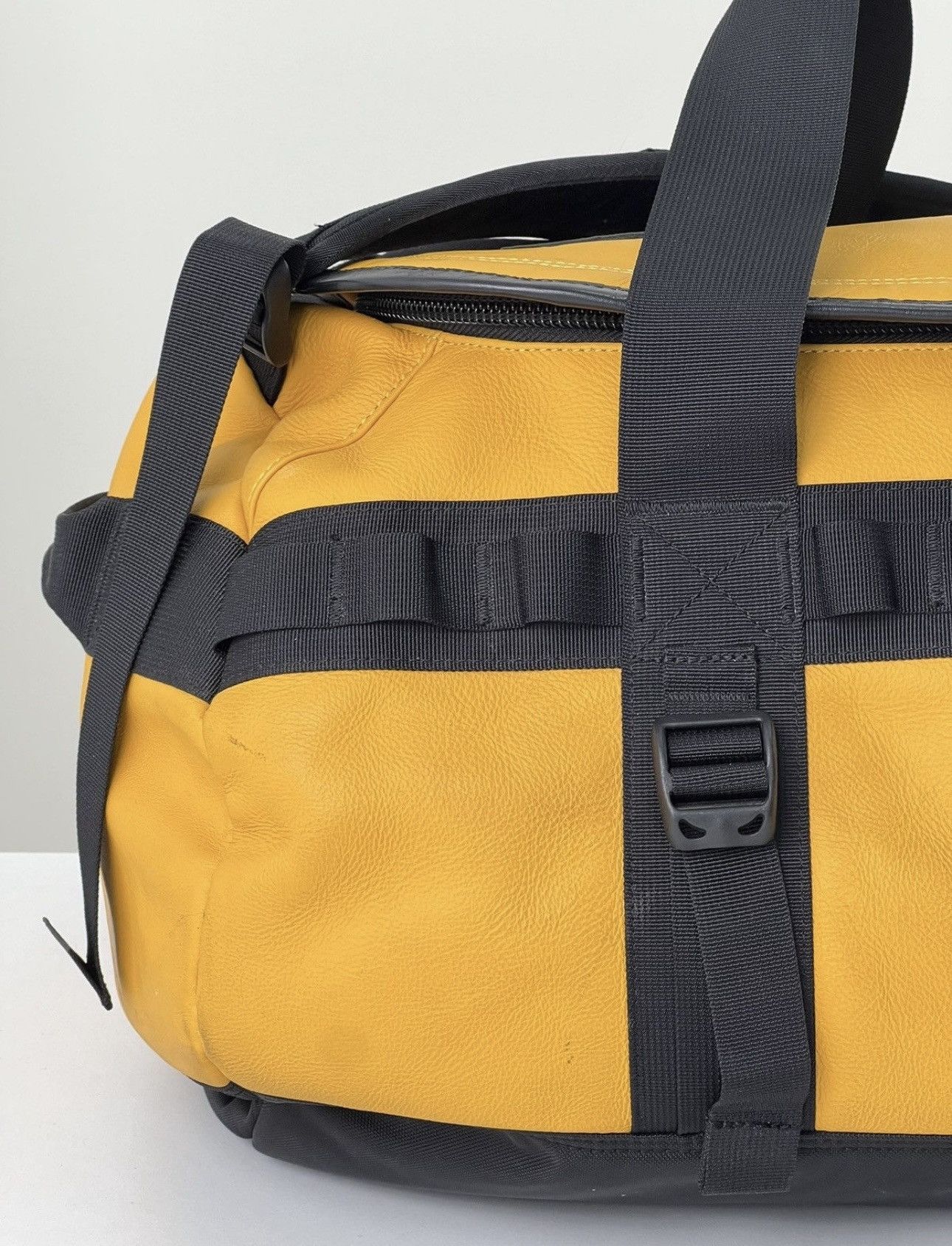 Supreme × The North Face FW17 Supreme North Face Leather Base Camp Duffle Bag Size ONE SIZE - 3 Thumbnail