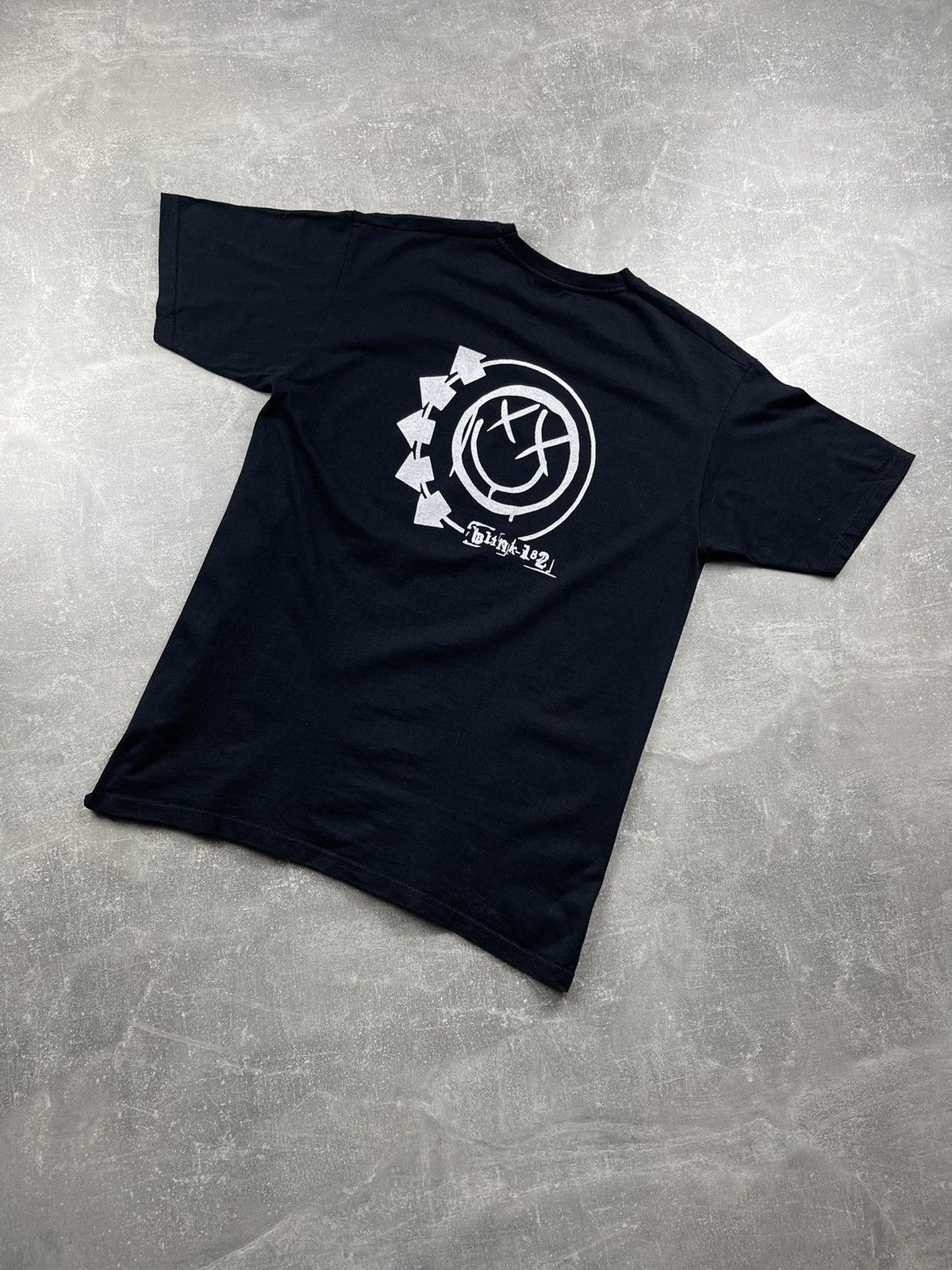 Band Tees Blink 182 Vintage Style Black Band Graphic T Shirt Size US M / EU 48-50 / 2 - 6 Thumbnail
