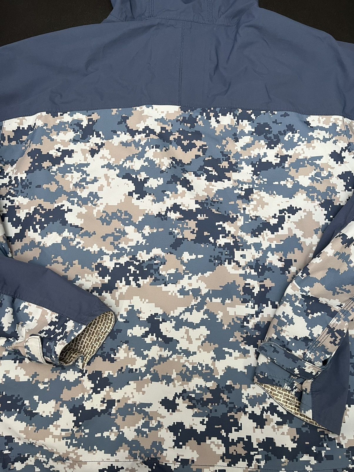 Carhartt Carhartt digi camo rain jacket size L worn & flawed interior Size US L / EU 52-54 / 3 - 13 Thumbnail