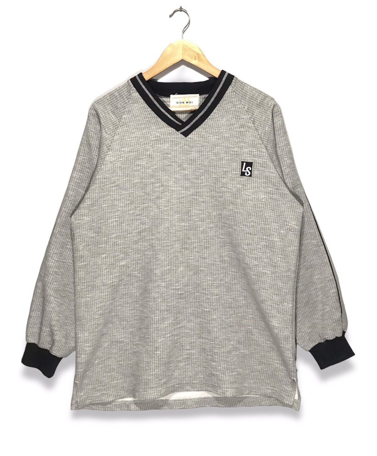 Japanese Brand × Vintage Vintage LS Vien Moi V-Neck Longsleeve Sweatshirt Size US L / EU 52-54 / 3 - 1 Thumbnail
