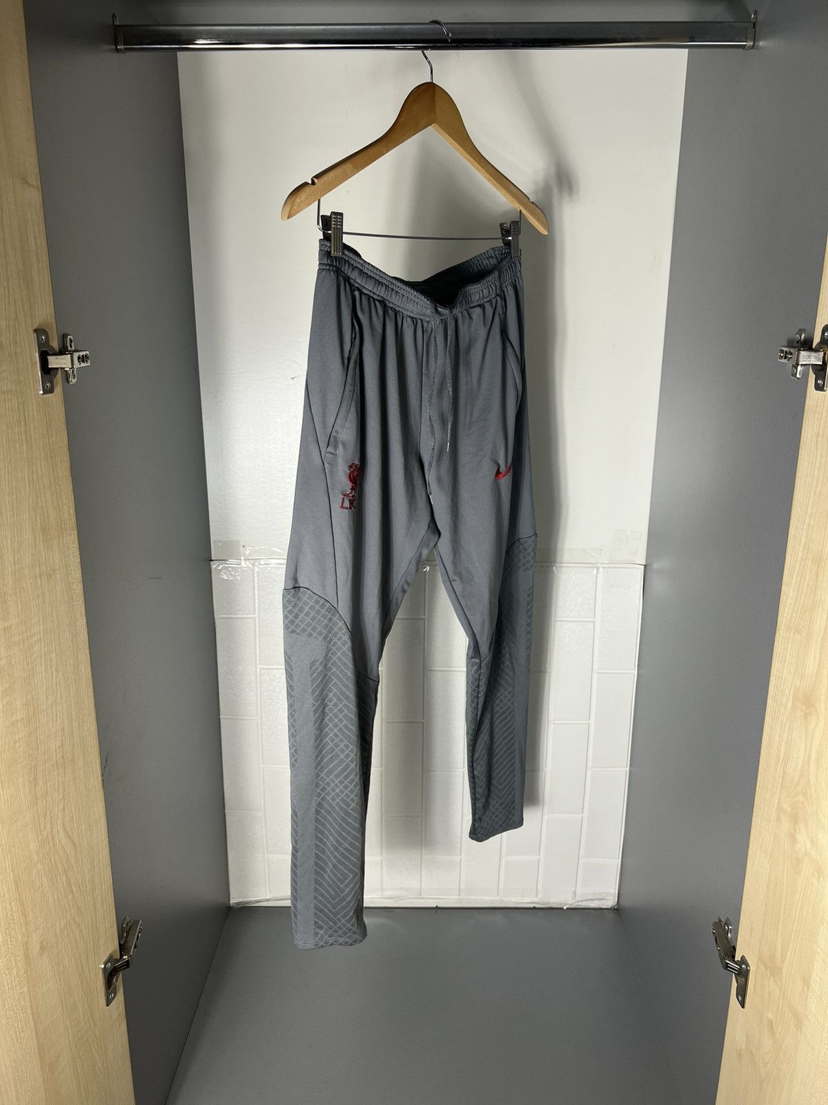Nike VINTAGE NIKE FC LIVERPOOL ENGLAND SOCCER JERSEY PANTS Y2K Size US L / EU 52-54 / 3 - 6 Thumbnail