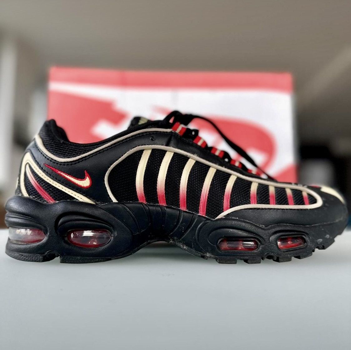 Air max tailwind IV black/team gold university red