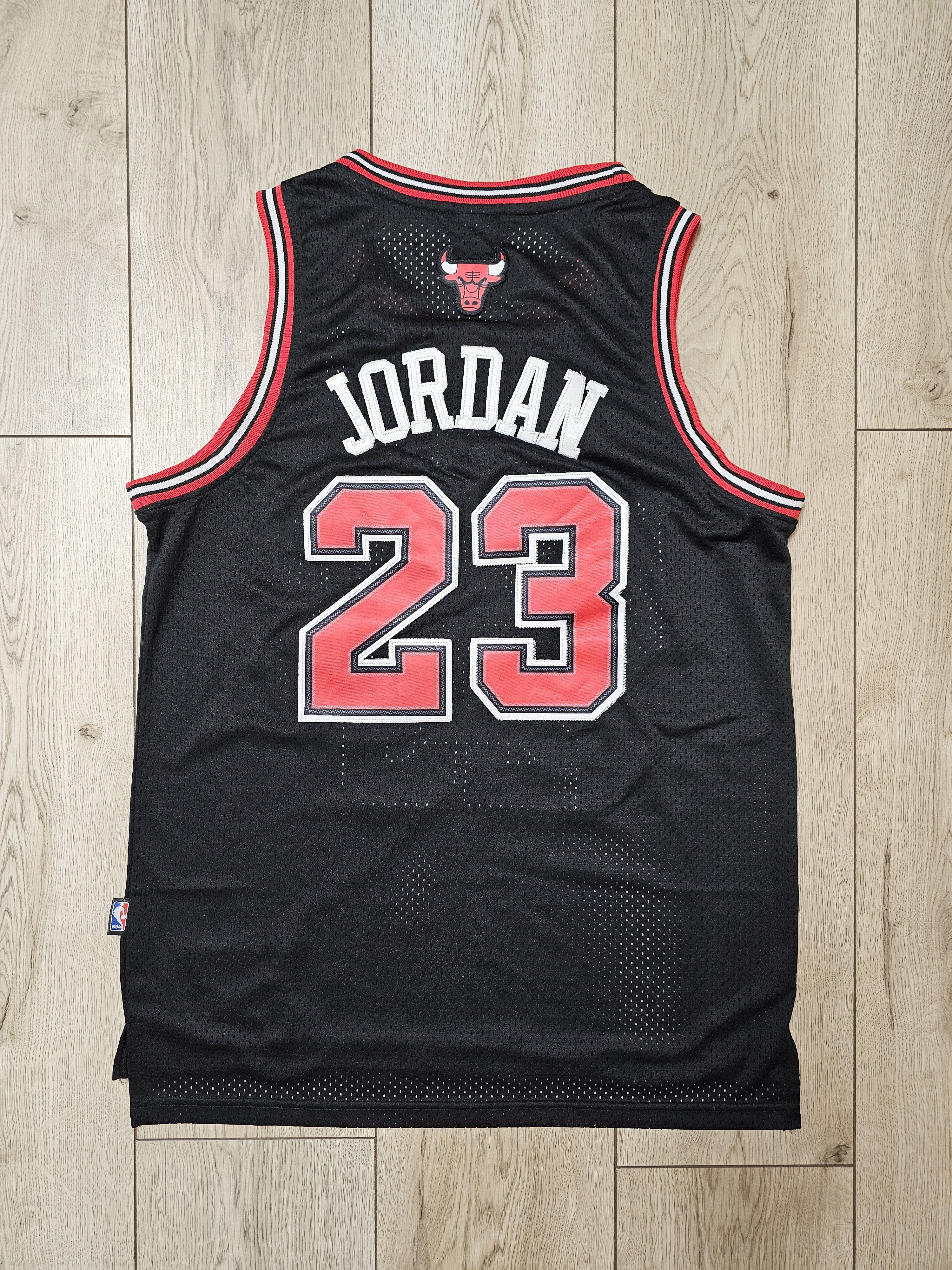 NBA CHICAGO BULLS NIKE VINTAGE JORDAN JERSEY BASKETBALL SHIRT Size US L / EU 52-54 / 3 - 2 Thumbnail