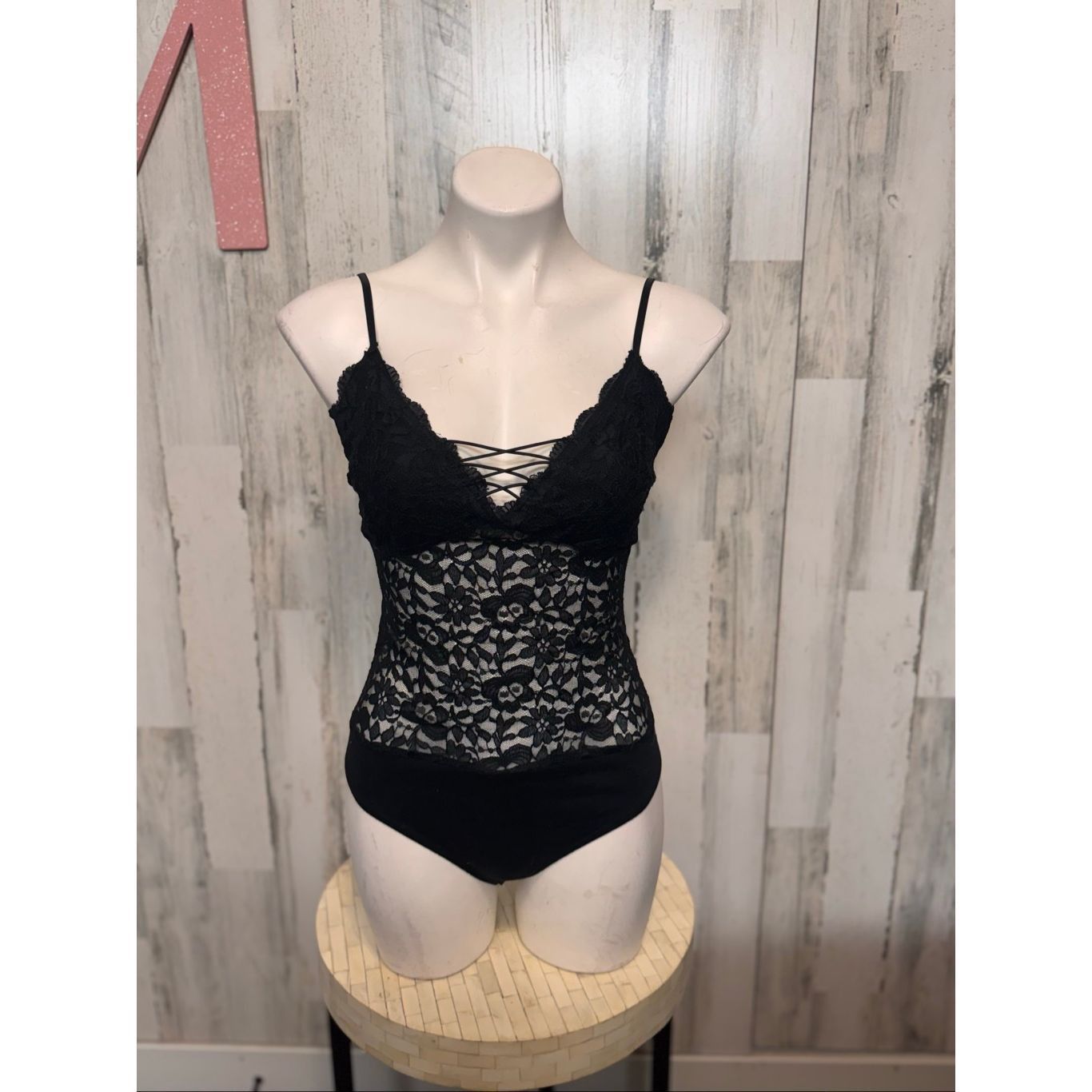 Guess GUESS Black Lace Bodysuit Women’s Size M Spaghetti Strap Floral Lace Top NWT Size M / US 6-8 / IT 42-44 - 6 Thumbnail