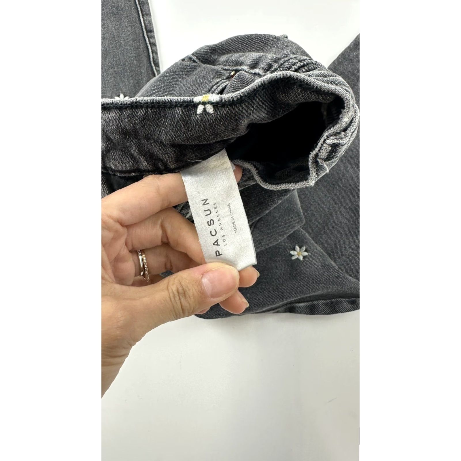 Pacsun Pacsun Jeans 23 Black Denim Flower Embroidery High Rise Straight Womens 23 Black Flower Embroidery High Rise Straight Denim PacSun Jeans Size 40" / US 18 - 6 Thumbnail