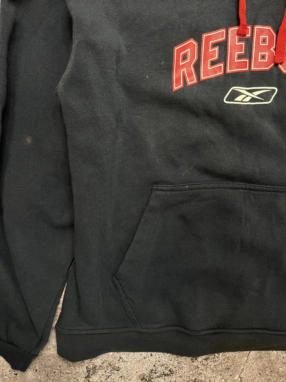 Reebok Vintage Reebok Hoodie XL Black Red Logo Fleece Pullover Size US XL / EU 56 / 4 - 3 Thumbnail