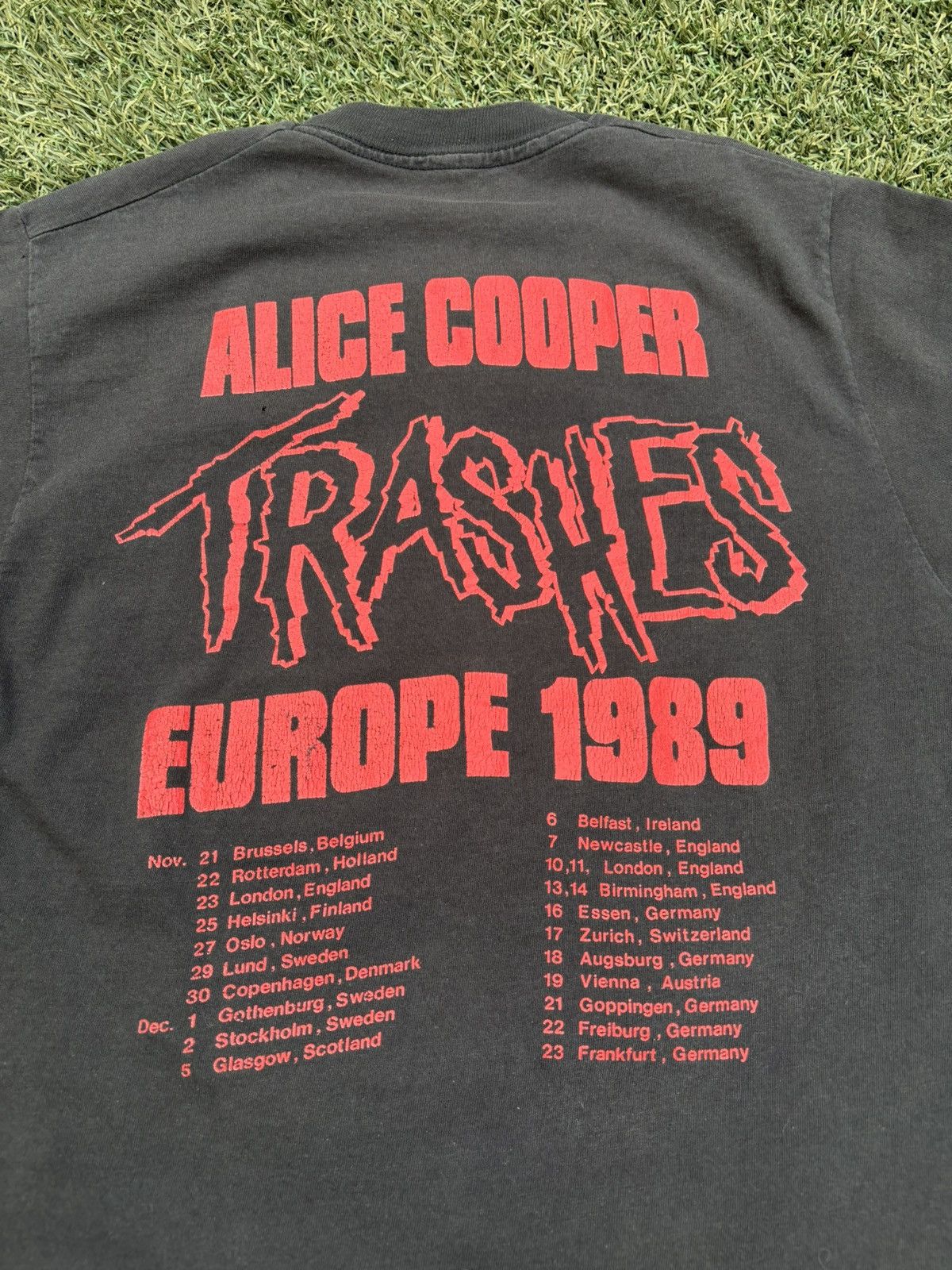 Band Tees Vintage 80s Alice Cooper Trashes Europe tour t shirt Size US L / EU 52-54 / 3 - 10 Thumbnail