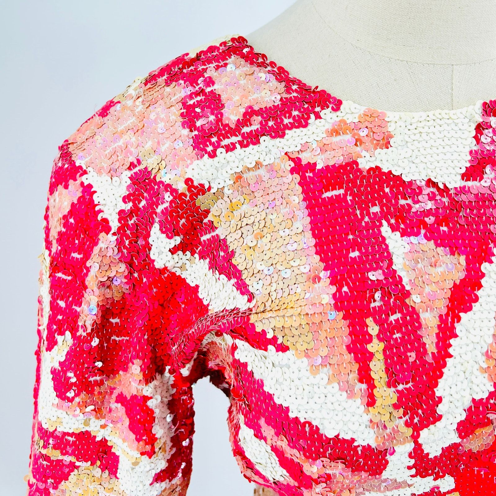 Vintage Vintage 80s Pink White Geometric Sequin V-Back Mini Dress Size XS / US 0-2 / IT 36-38 - 2 Thumbnail