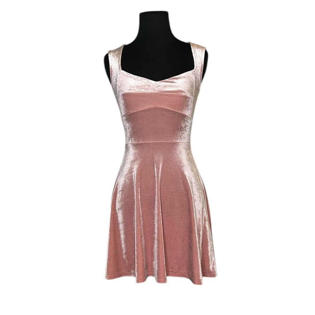 Forever 21 Forever 21 pink velvet fit and flare mini dress size Small Size S / US 4 / IT 40 - 10 Thumbnail