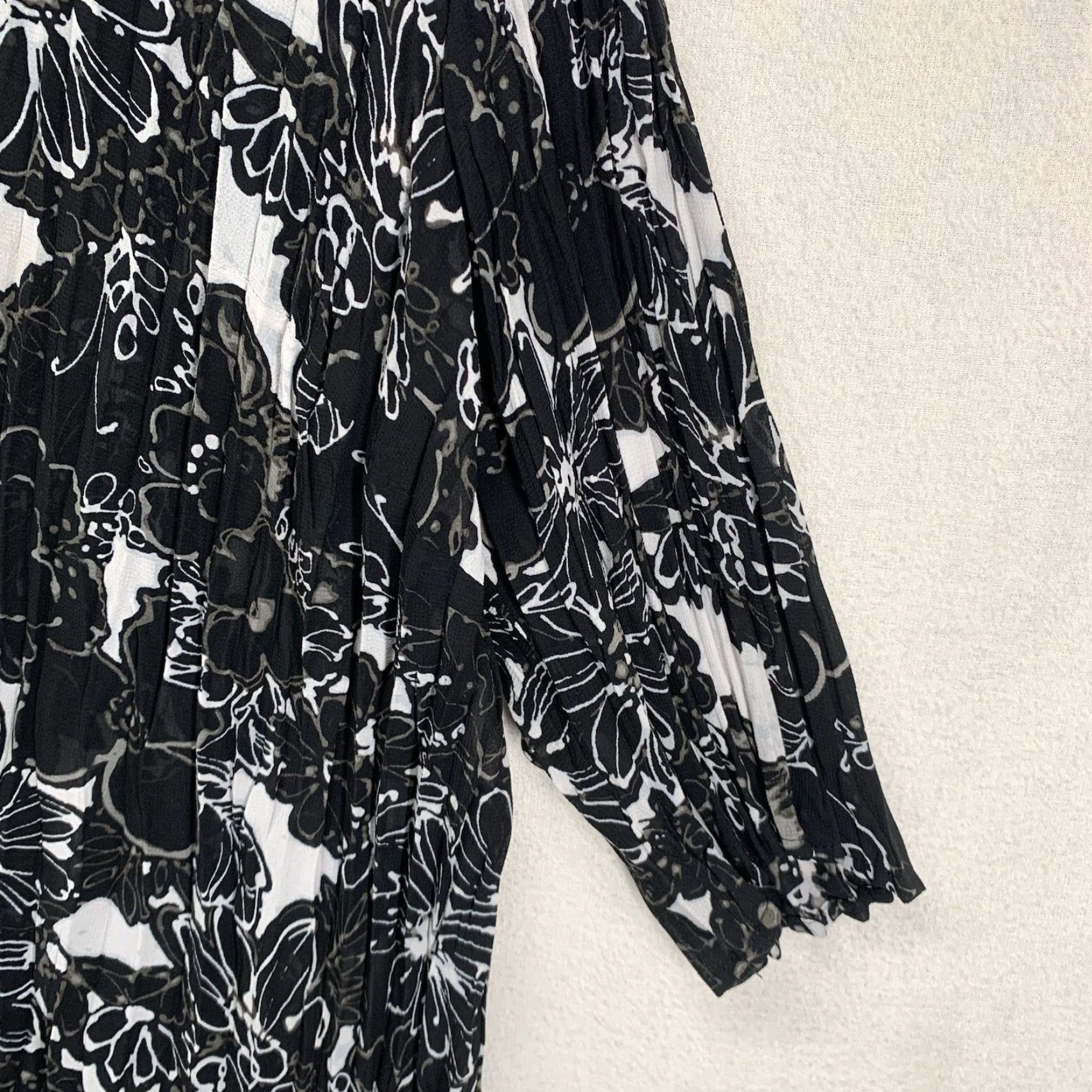 Vintage Lane Bryant Blouse Shirt 22 Black All Over Flower Print Sheer Rhinestone 3/4 Sleeve V-Neck Pullover Womens Size 3XL / US 20-22 - 6 Thumbnail