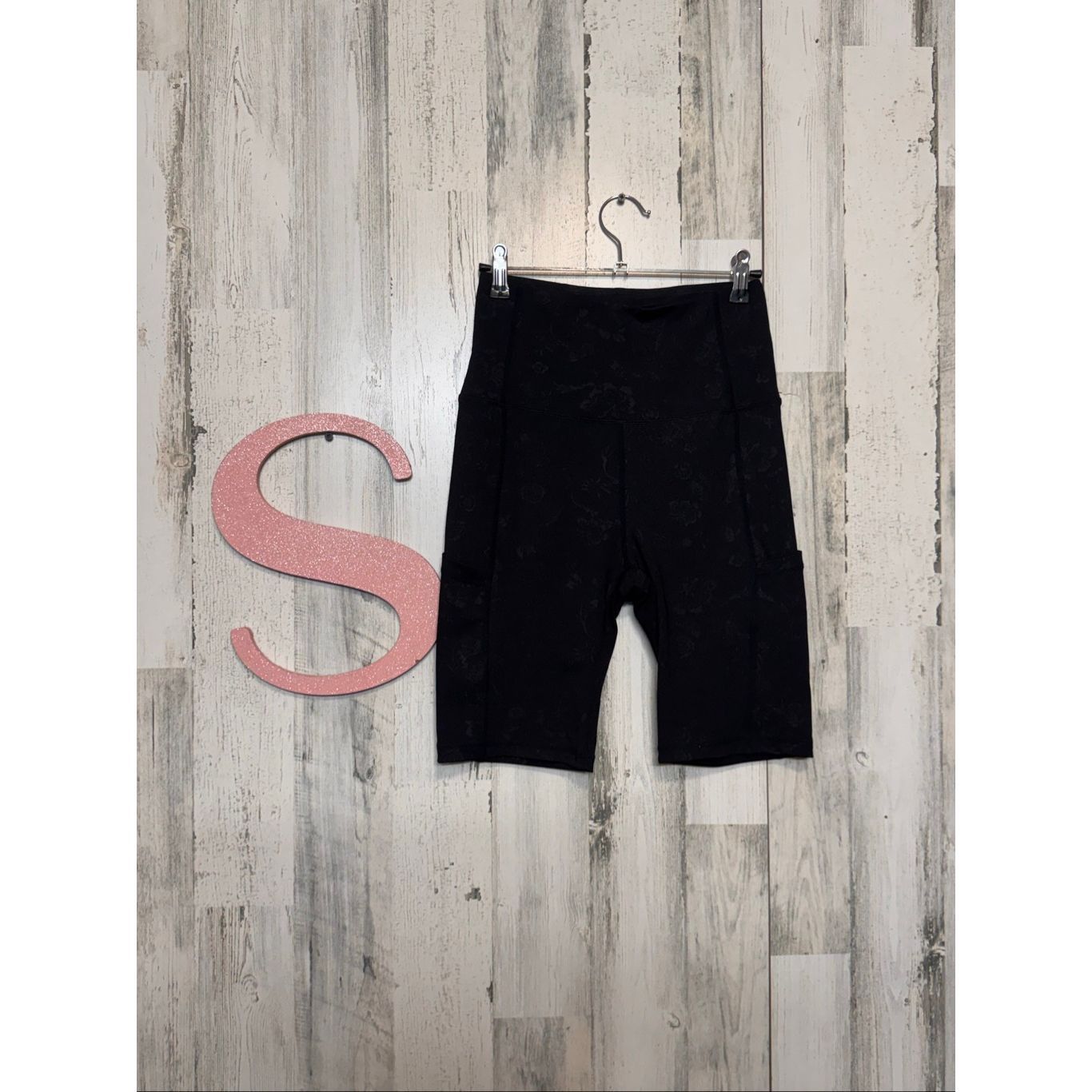 Laundry by Shelli Segal Laundry by Shelli Segal Floral Black Biker Shorts Women’s Si Size 27" / US 4 / IT 40 - 2 Thumbnail