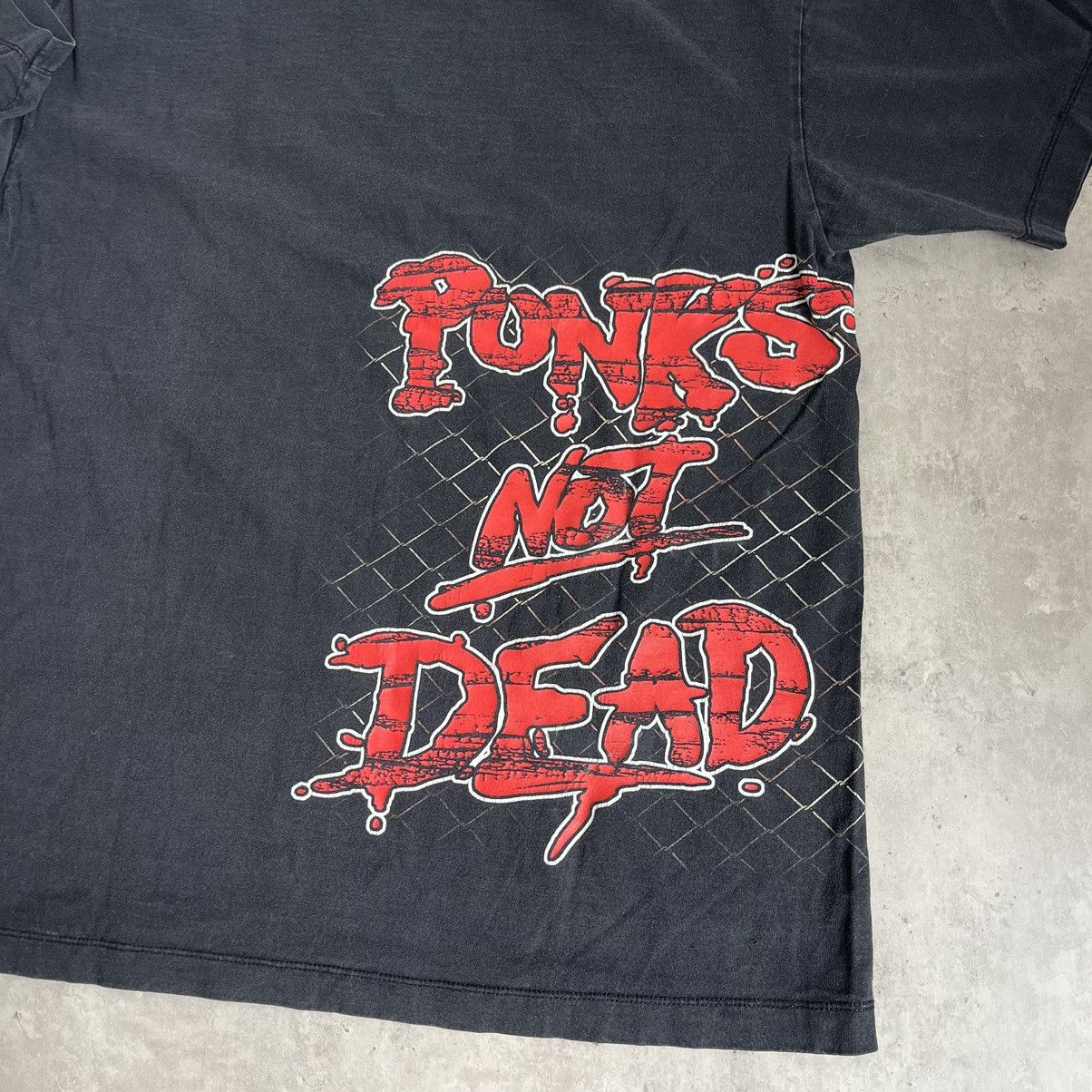 Rock & Republic Vintage 90s Punk Not Dead Tee Size US L / EU 52-54 / 3 - 6 Thumbnail