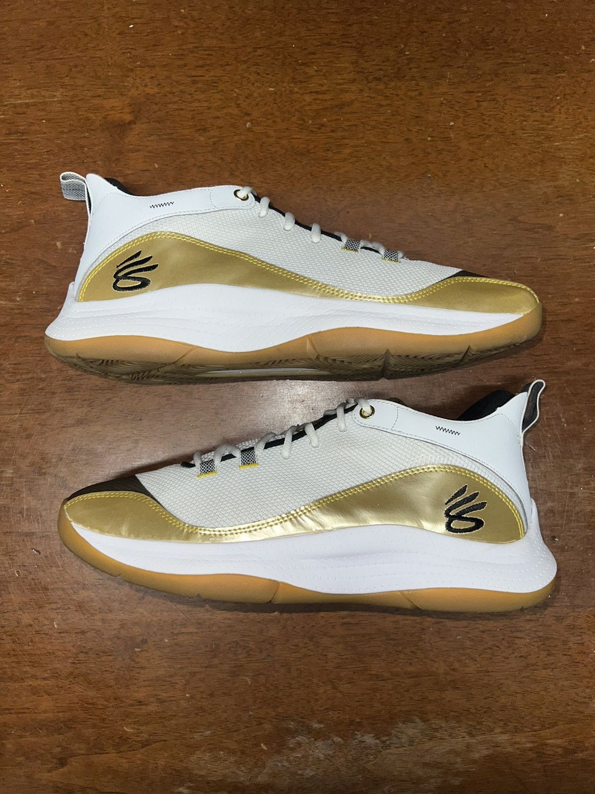 Under Armour 325 NM White Metallic Gold size 10.5 Size US 10.5 / EU 43-44 - 1 Thumbnail