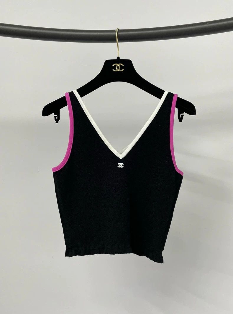 Chanel Chanel 24P black dark pattern V-neck knitted vest Size XS / US 0-2 / IT 36-38 - 1 Thumbnail