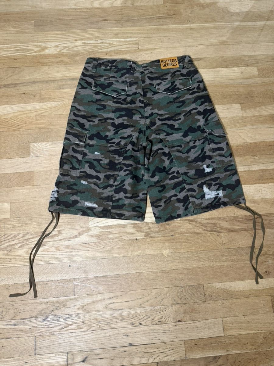 Bottega Desires BOTTEGA DESIRES Camo Cargo Shorts Size US 30 / EU 46 - 2 Thumbnail
