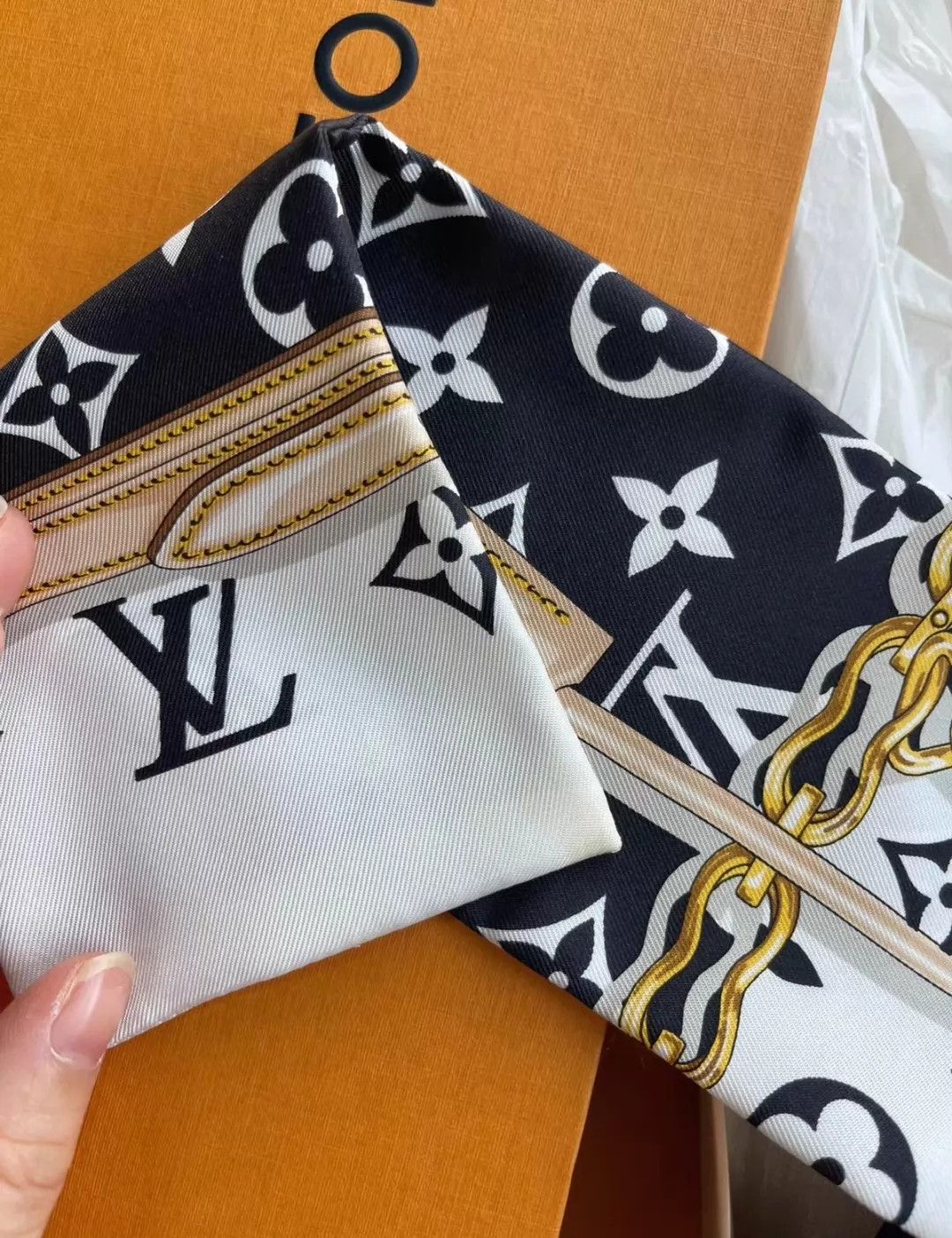 Louis Vuitton Louis Vuitton Black & White Monogram Headband Scarf Size ONE SIZE - 2 Thumbnail