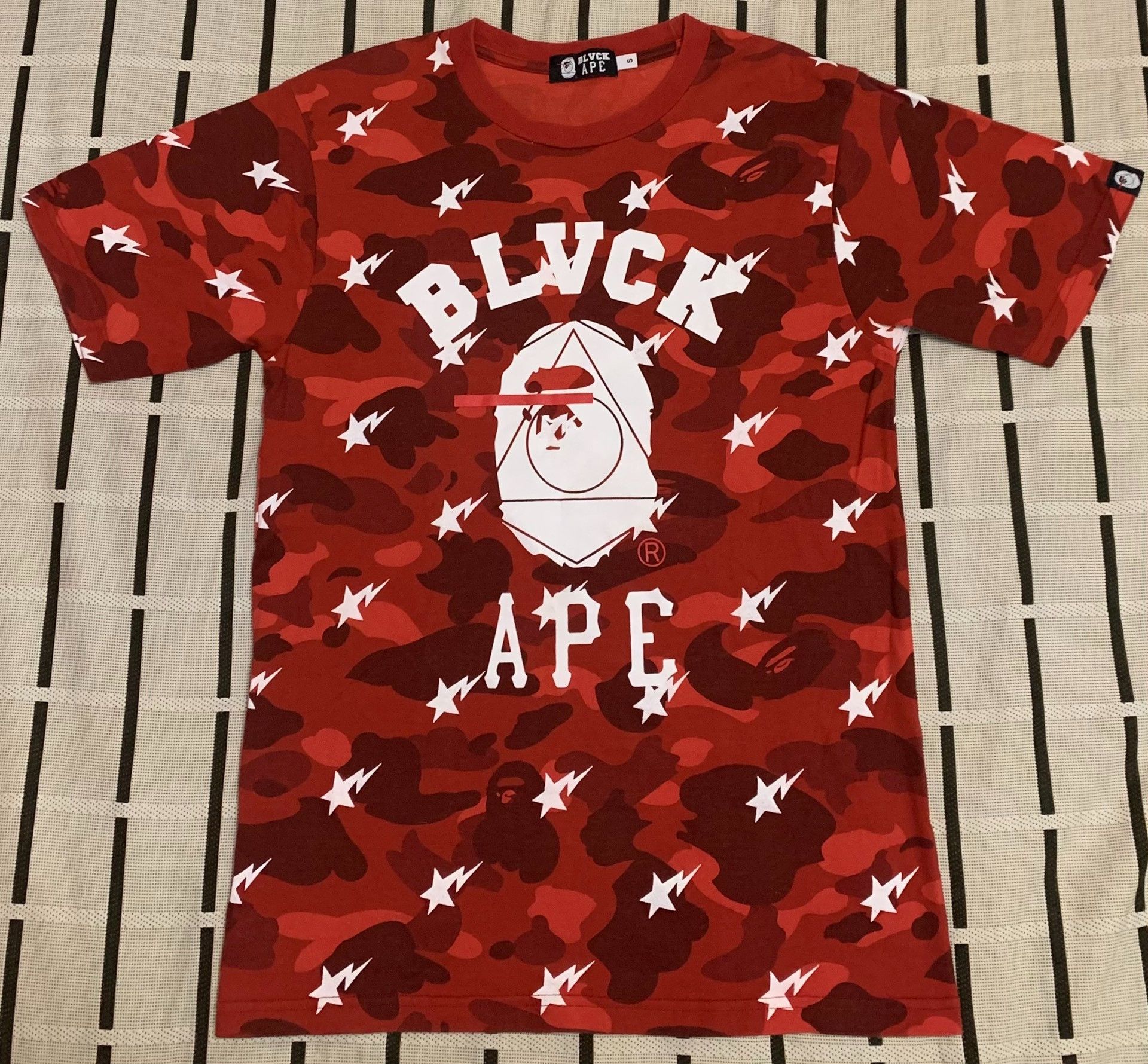 Bape Bape Camo Ape Head Red T-Shirt S Men Size US S / EU 44-46 / 1 - 1 Thumbnail