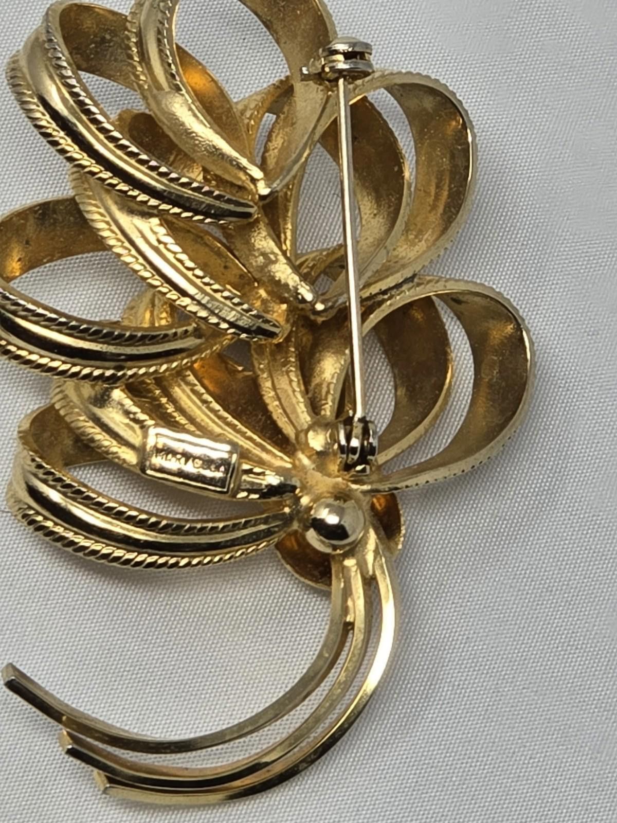 Marvel Comics Marvella Ribbon Brooch Gold Tone Layered Loop Signed Vintage Size ONE SIZE - 2 Thumbnail