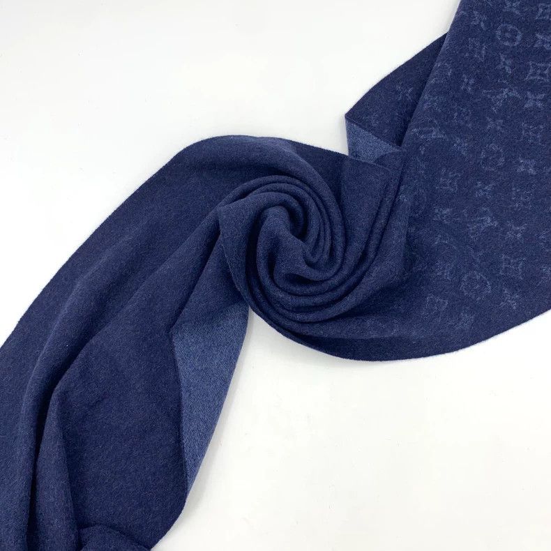 Louis Vuitton Louis Vuitton Dark blue logo, old flower, printed cashmere Size ONE SIZE - 7 Thumbnail