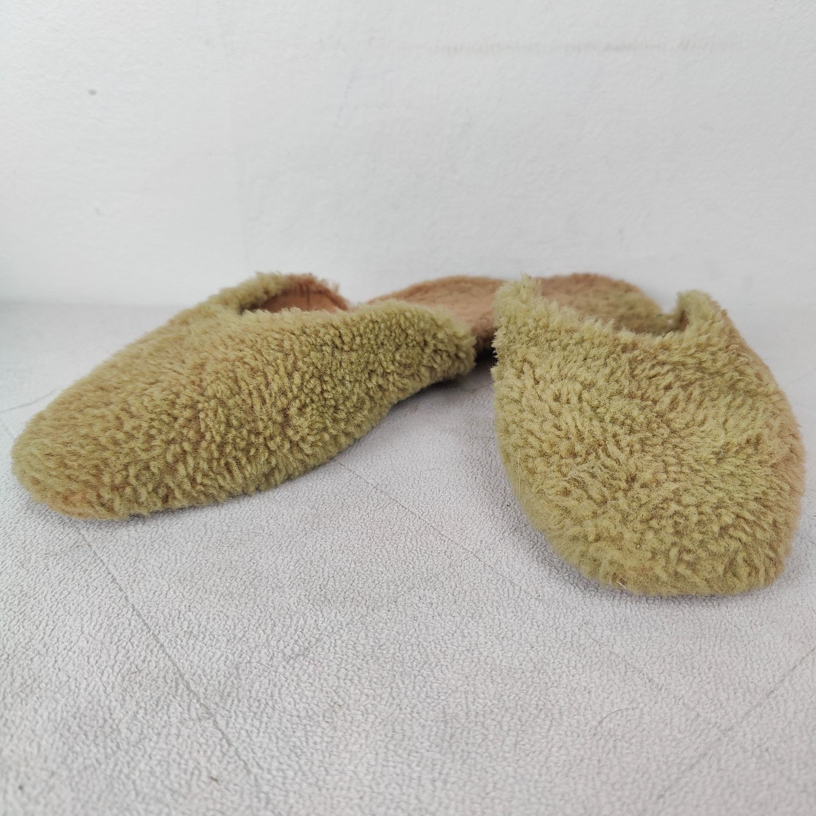 Sleeper Sleeper Shearling Slippers Womens 37 7 Green Tan Faux Fur Size US 7 / IT 37 - 4 Thumbnail