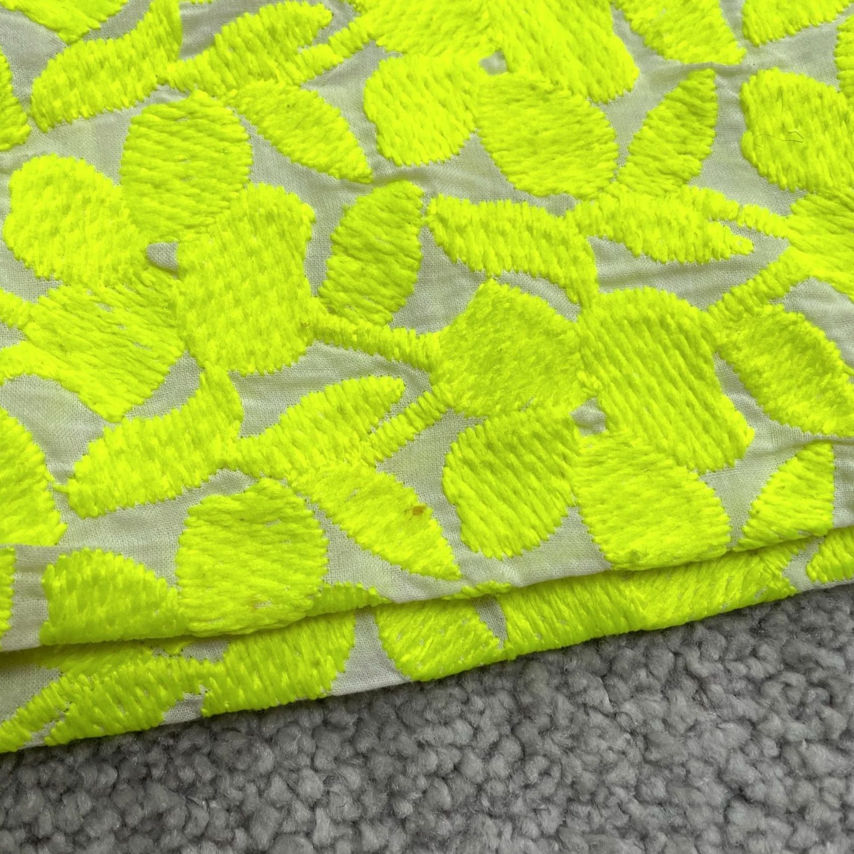 J.Crew J.Crew Embroidered Short Mini Pencil Skirt Womens 0 Neon Yellow Floral Casual Size 25" / US 0 / IT 36 - 3 Thumbnail