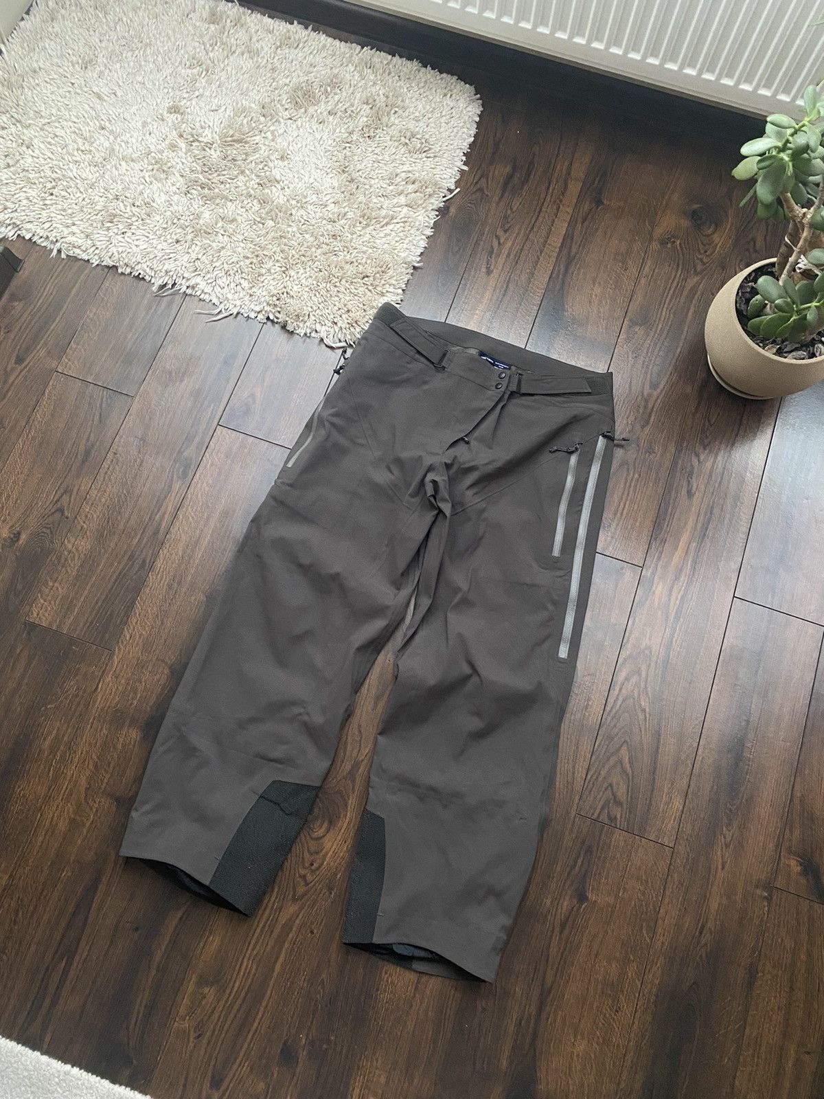 image of Arcteryx x Goretex Vintage Arc’Teryx Gore-Tex Ski Pants in Grey, Men's (Size 36)