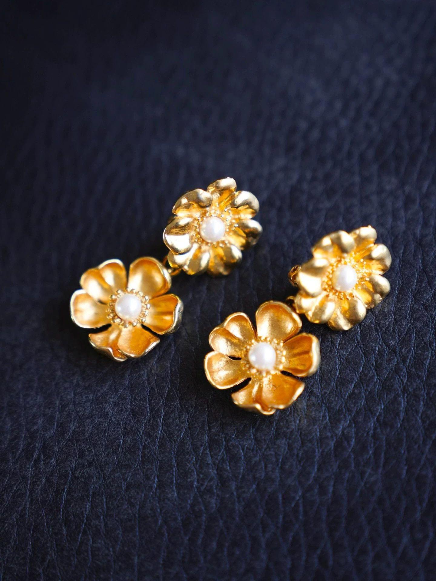 Kenzo Kenzo Vintage Floral Pearl Ear Clips Size ONE SIZE - 8 Thumbnail