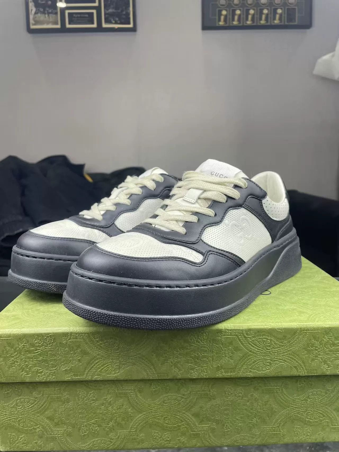 Gucci Gucci Black Lowtop Sneakers 39 Women Size US 8.5 / IT 38.5 - 1 Thumbnail
