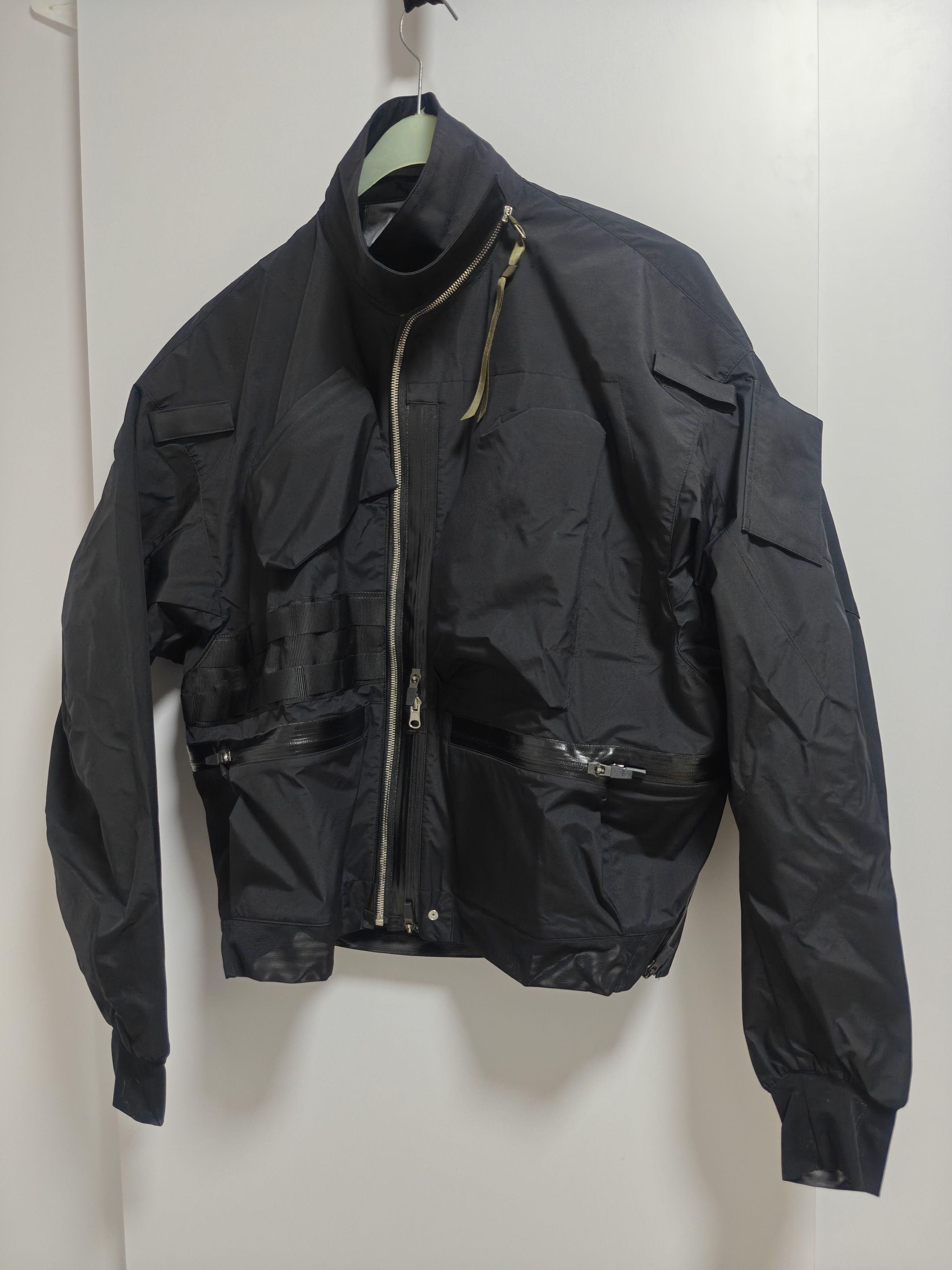 Acronym Acronym J123TS-WS 3L Windstopper® Tec Sys Interops Jacket Size US S / EU 44-46 / 1 - 14 Thumbnail