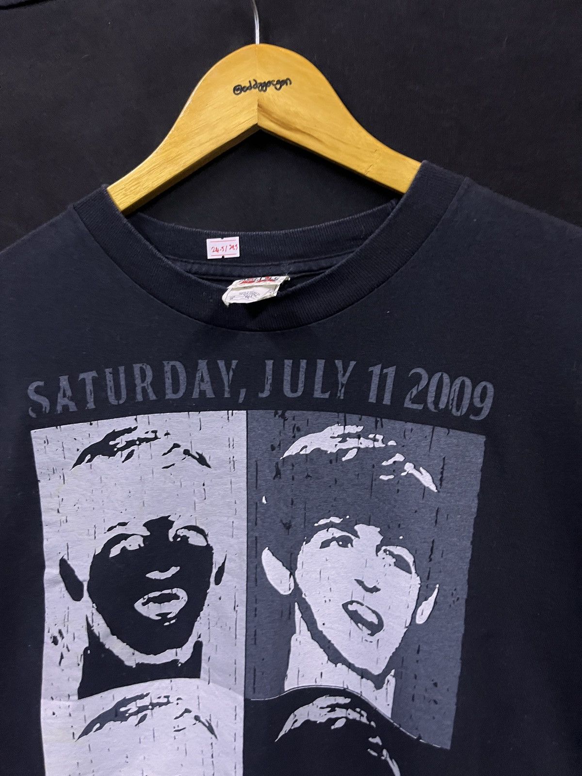 Band Tees VINTAGE 2009 THE BEATLES BAND CONCERT TSHIRT Size US XL / EU 56 / 4 - 4 Thumbnail
