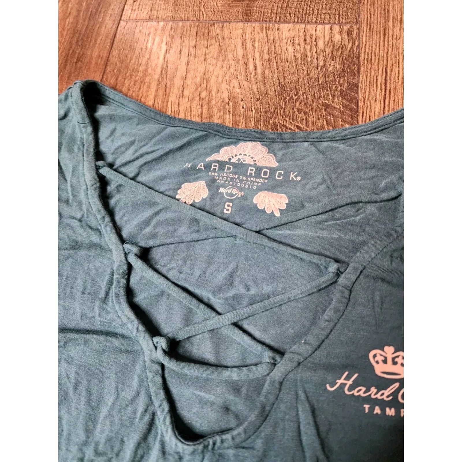 Hard Rock Cafe VINTAGE Hard Rock Cafe Women’s T-Shirt Rock Tampa Rose Royalty Short Sleeve V-Neck Green S Size S / US 4 / IT 40 - 3 Thumbnail