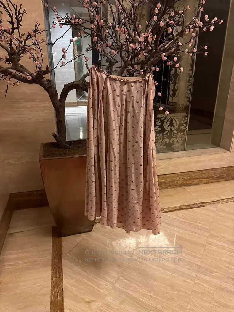 Valentino Valentino The silk skirt is full of logo prints Size XS / US 0-2 / IT 36-38 - 2 Thumbnail
