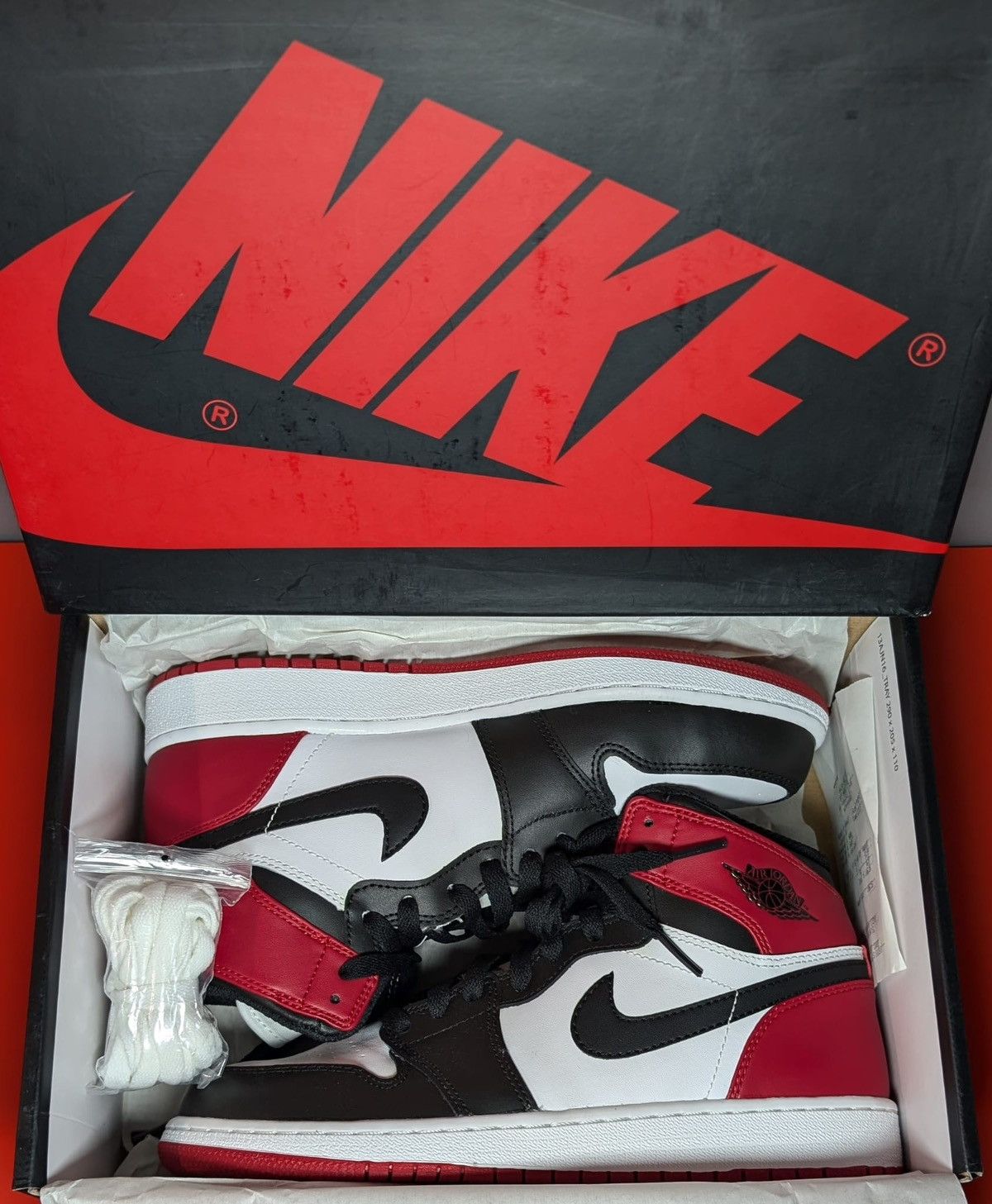 Jordan Brand Size 6Y - Air Jordan 1 Retro High OG Black Toe Size US 6 / EU 39 - 8 Thumbnail