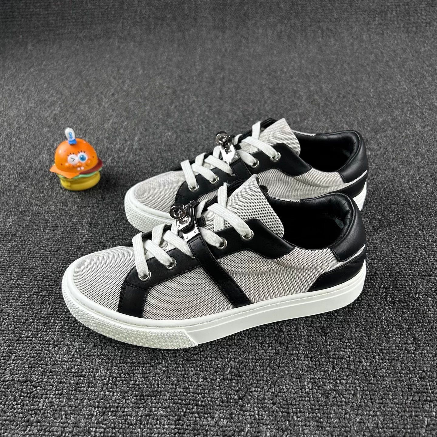 Hermes Hermes Silver Buckle Sneakers EUR 35 Pre-Owned Size US 4 / IT 34 - 1 Thumbnail