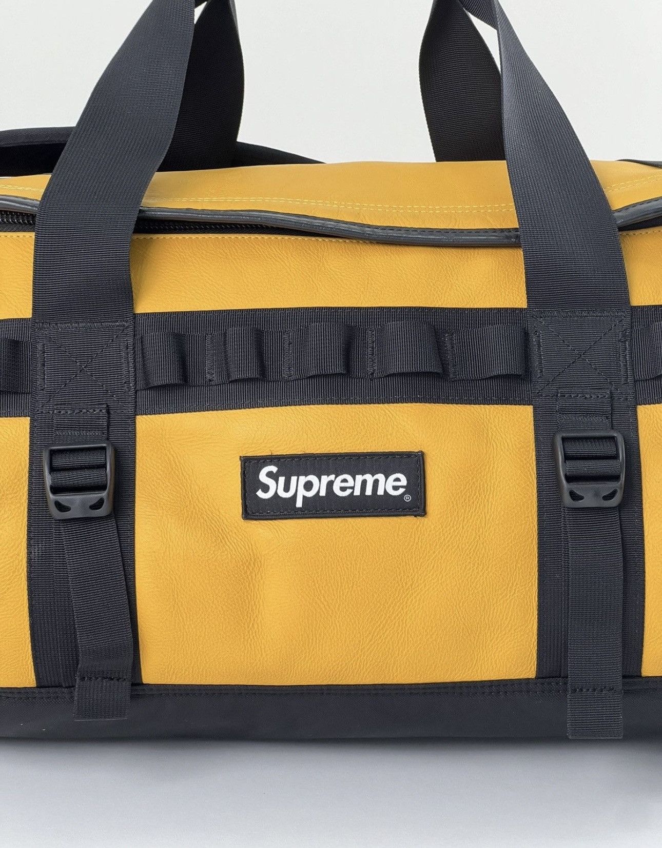 Supreme × The North Face FW17 Supreme North Face Leather Base Camp Duffle Bag Size ONE SIZE - 4 Thumbnail