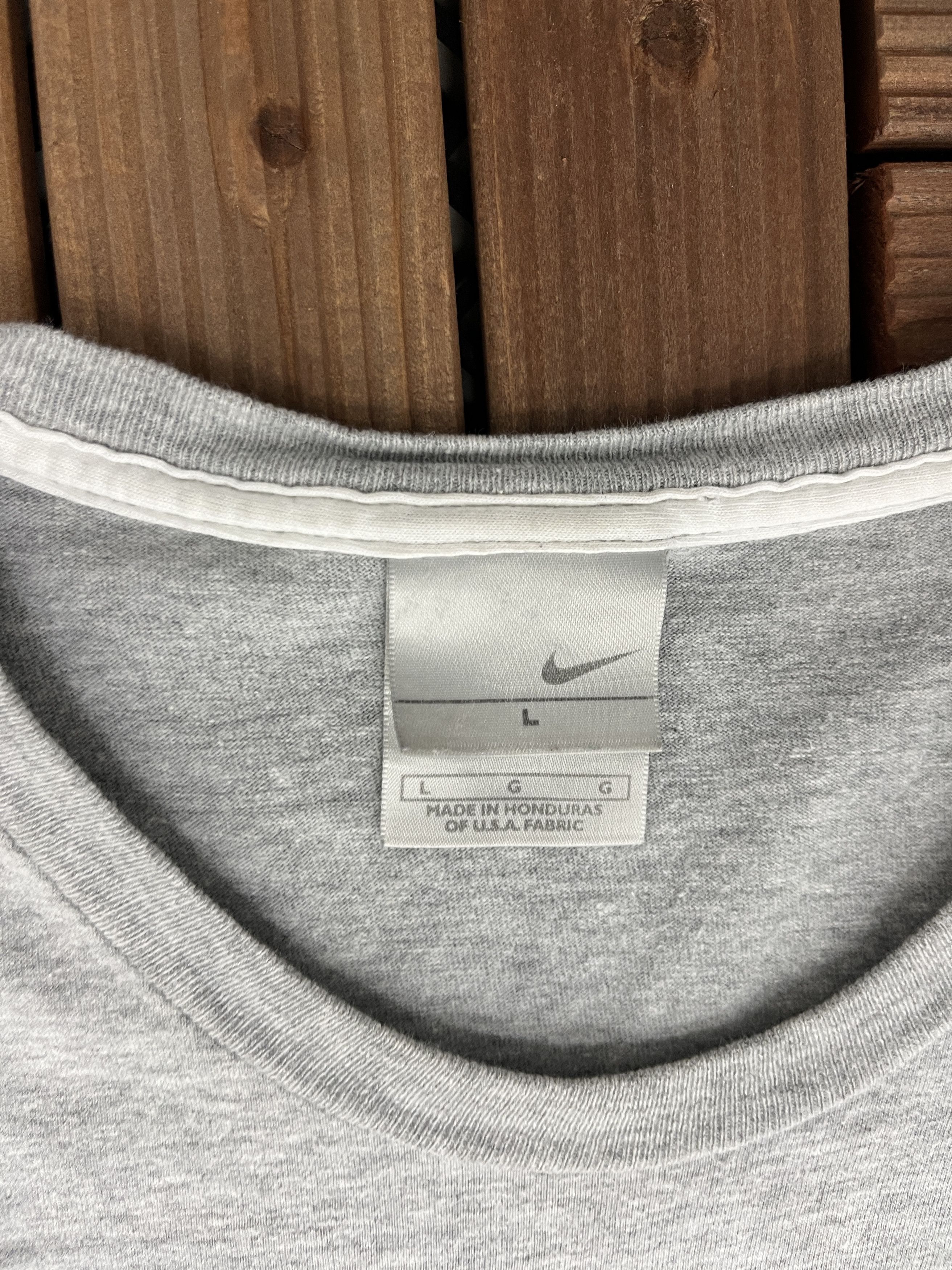 Nike × Vintage Nike Small Swoosh Embroidered Vintage Grey T-Shirt Tee Size US L / EU 52-54 / 3 - 5 Thumbnail