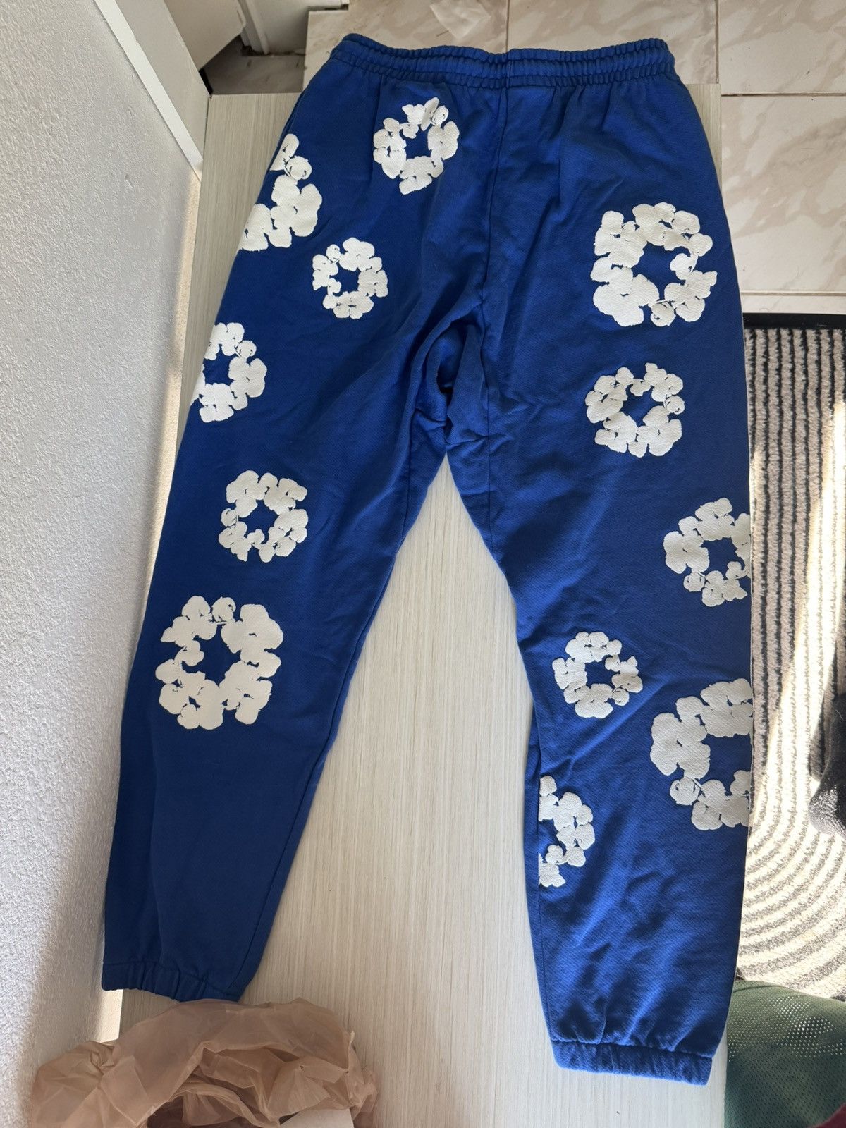 DENIM TEARS L – Denim Tears Cotton Wreath Sweatpants Royal Blue Size US 34 / EU 50 - 4 Thumbnail
