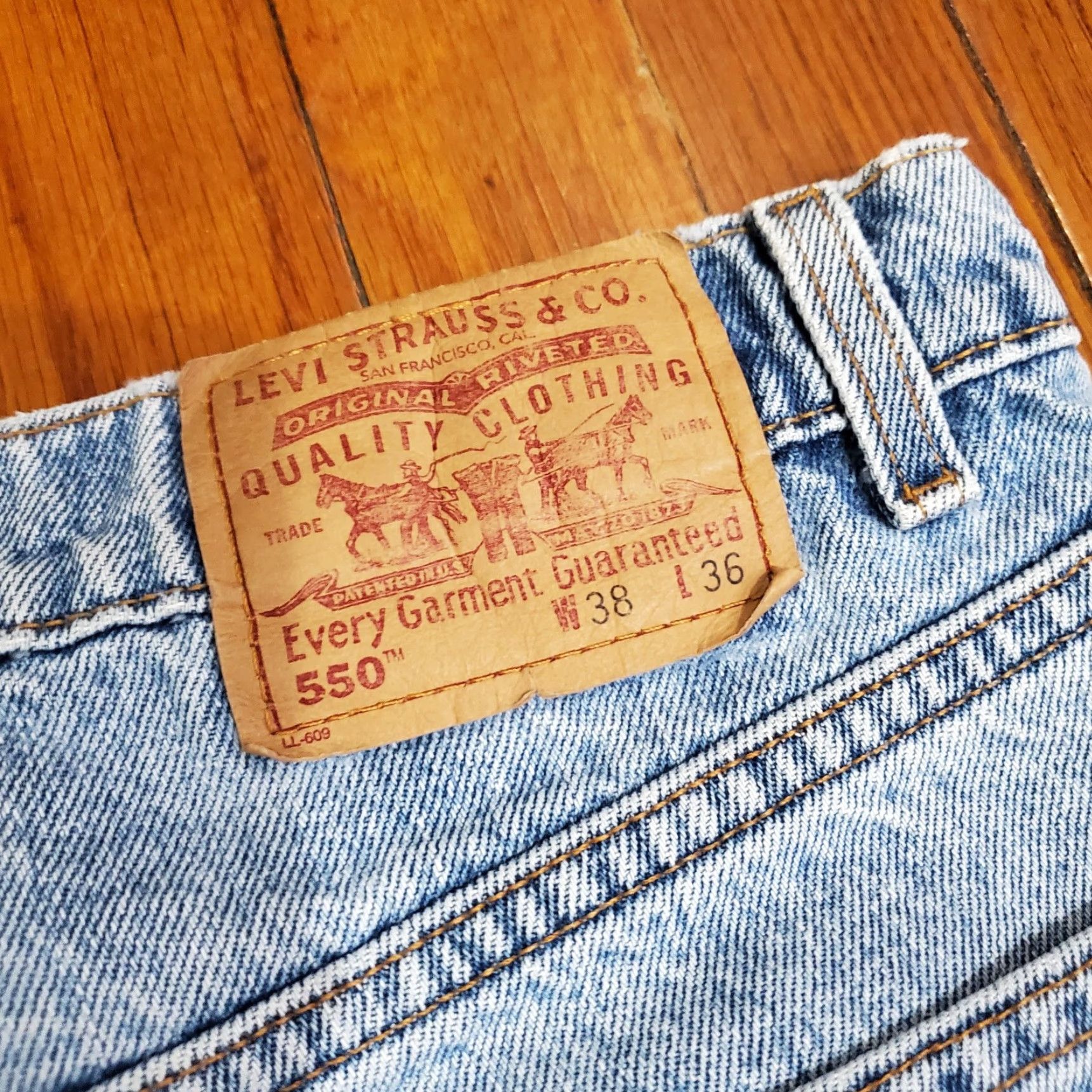 Levi's VINTAGE Levi's 550 Jeans Mens 37x36 Light Wash Relaxed Tapered Denim 90s Size US 38 / EU 54 - 4 Thumbnail