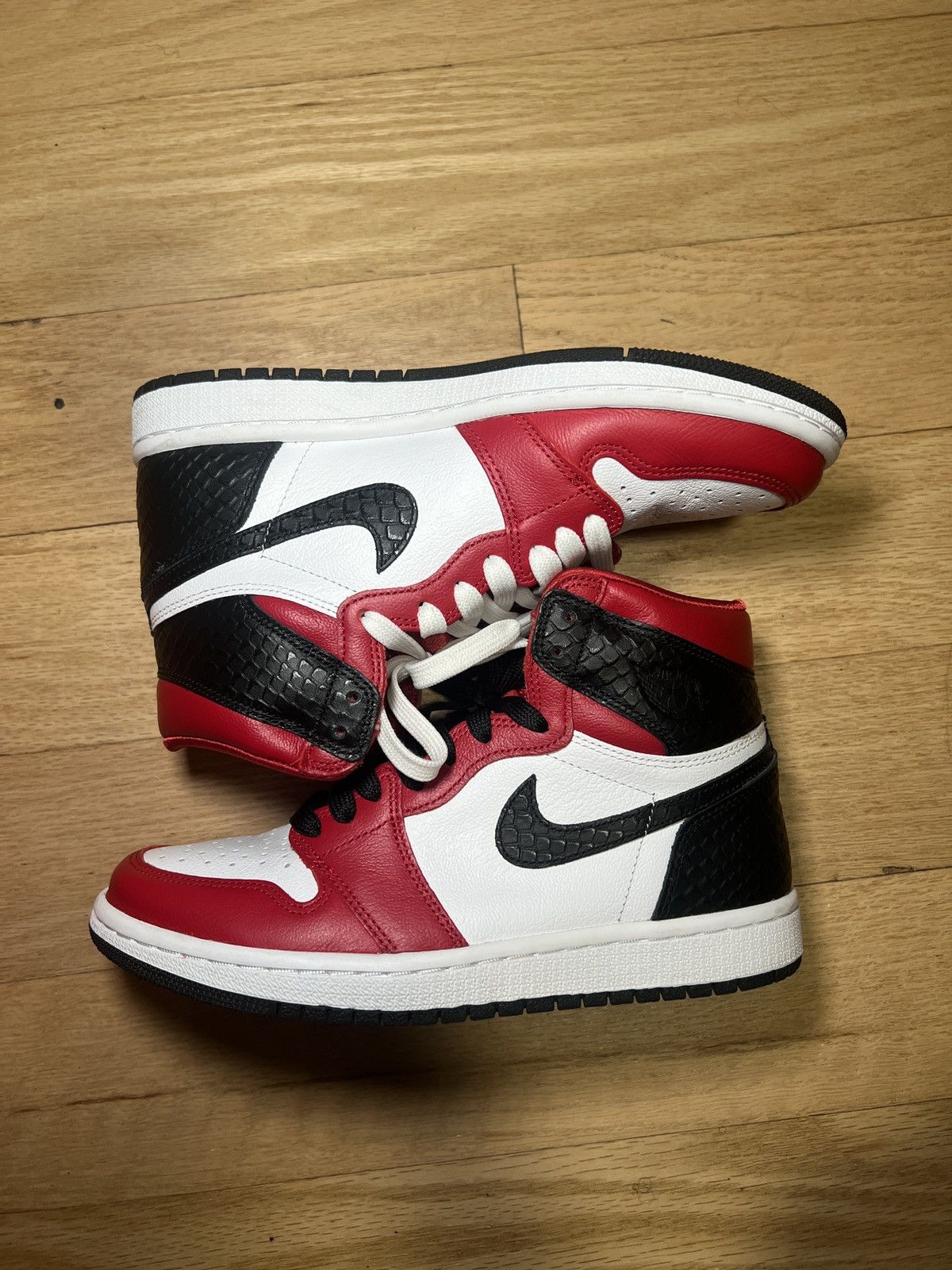 Nike Wmns Air Jordan 1 Retro High OG Satin Red Size US 7 / IT 37 - 3 Thumbnail