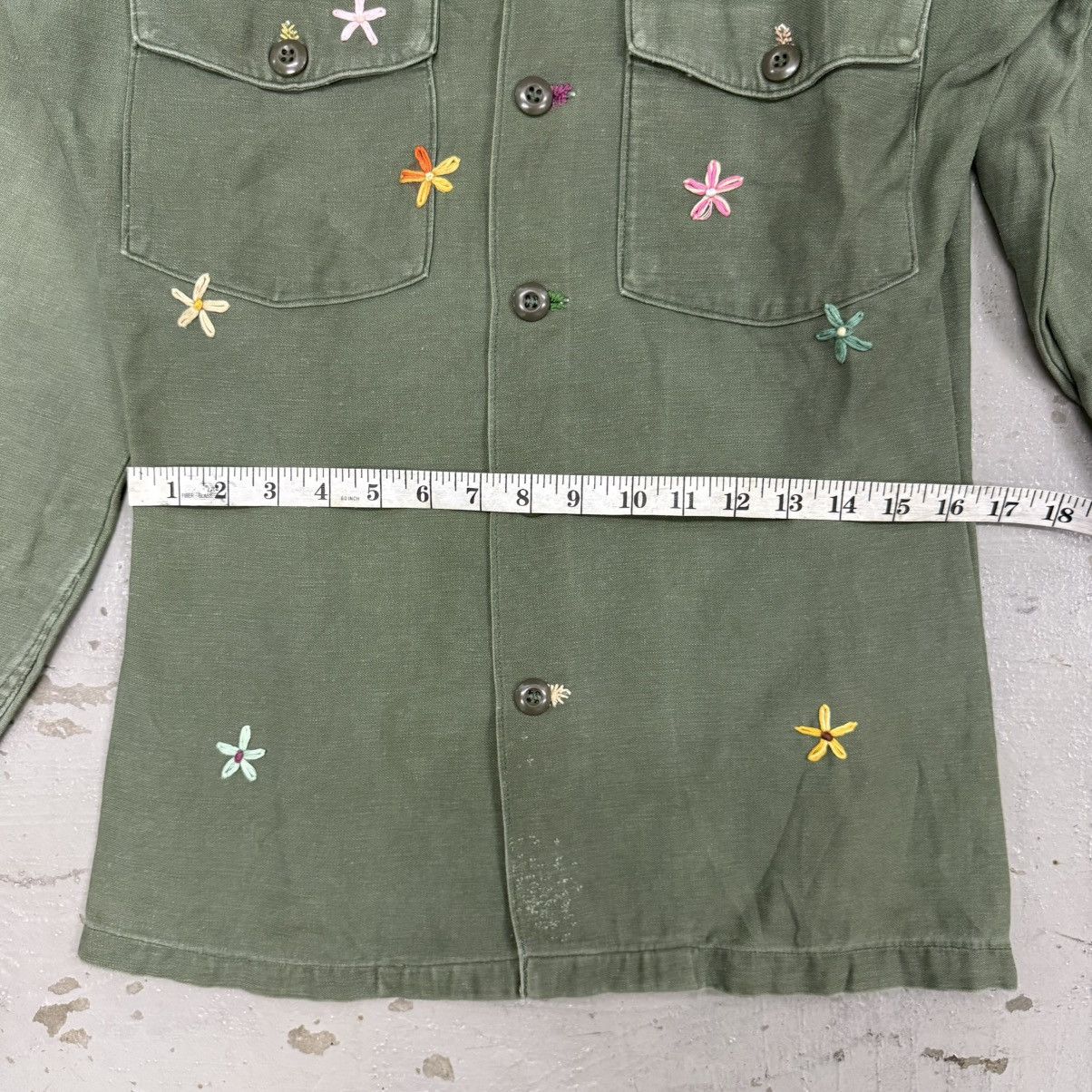 Vintage 1960s Shanana Mil Embroidered Daisy Utility Shirt in Olive Size US M / EU 48-50 / 2 - 13 Thumbnail