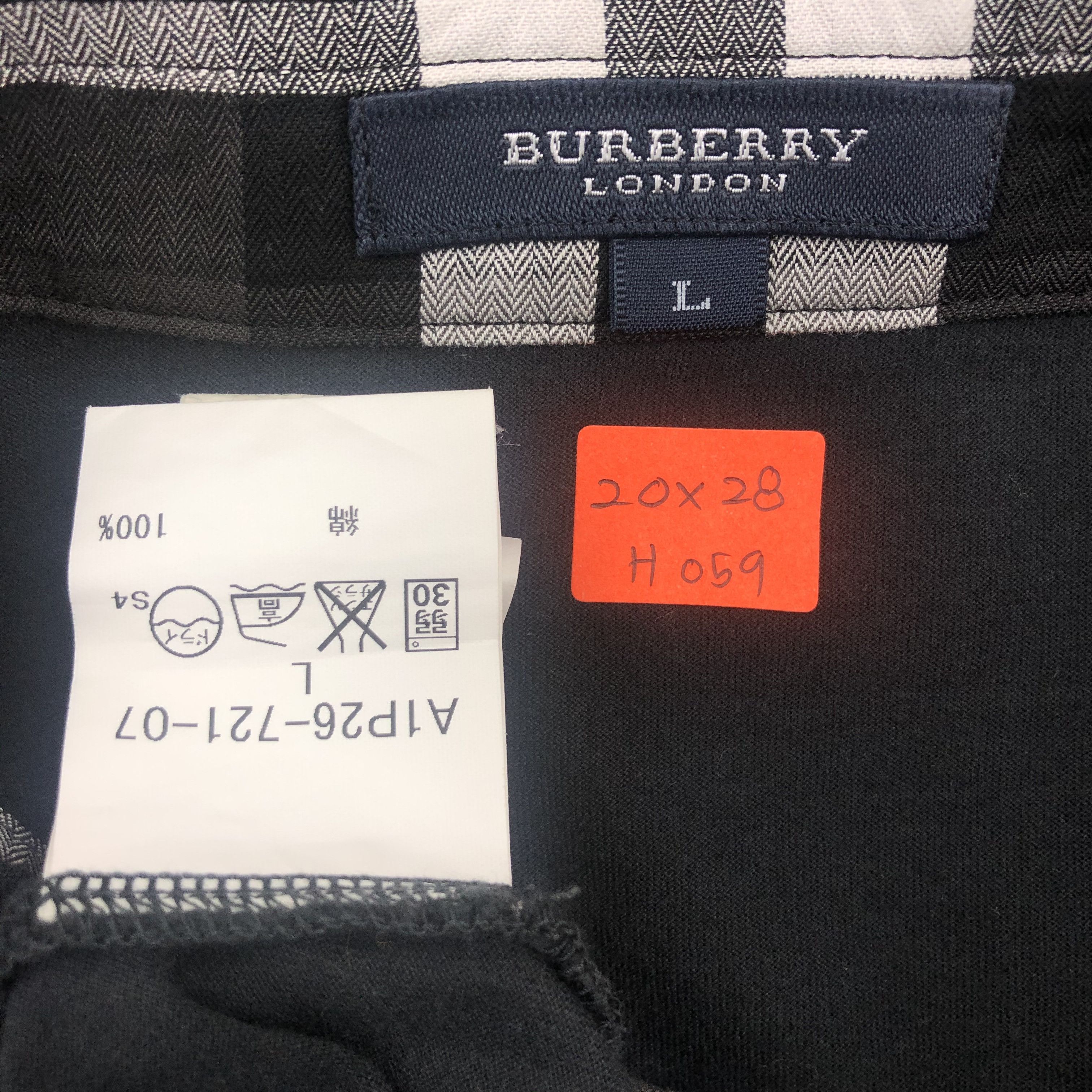 Burberry Vintage Burberry London Button Tshirt - H059 Size US M / EU 48-50 / 2 - 3 Thumbnail