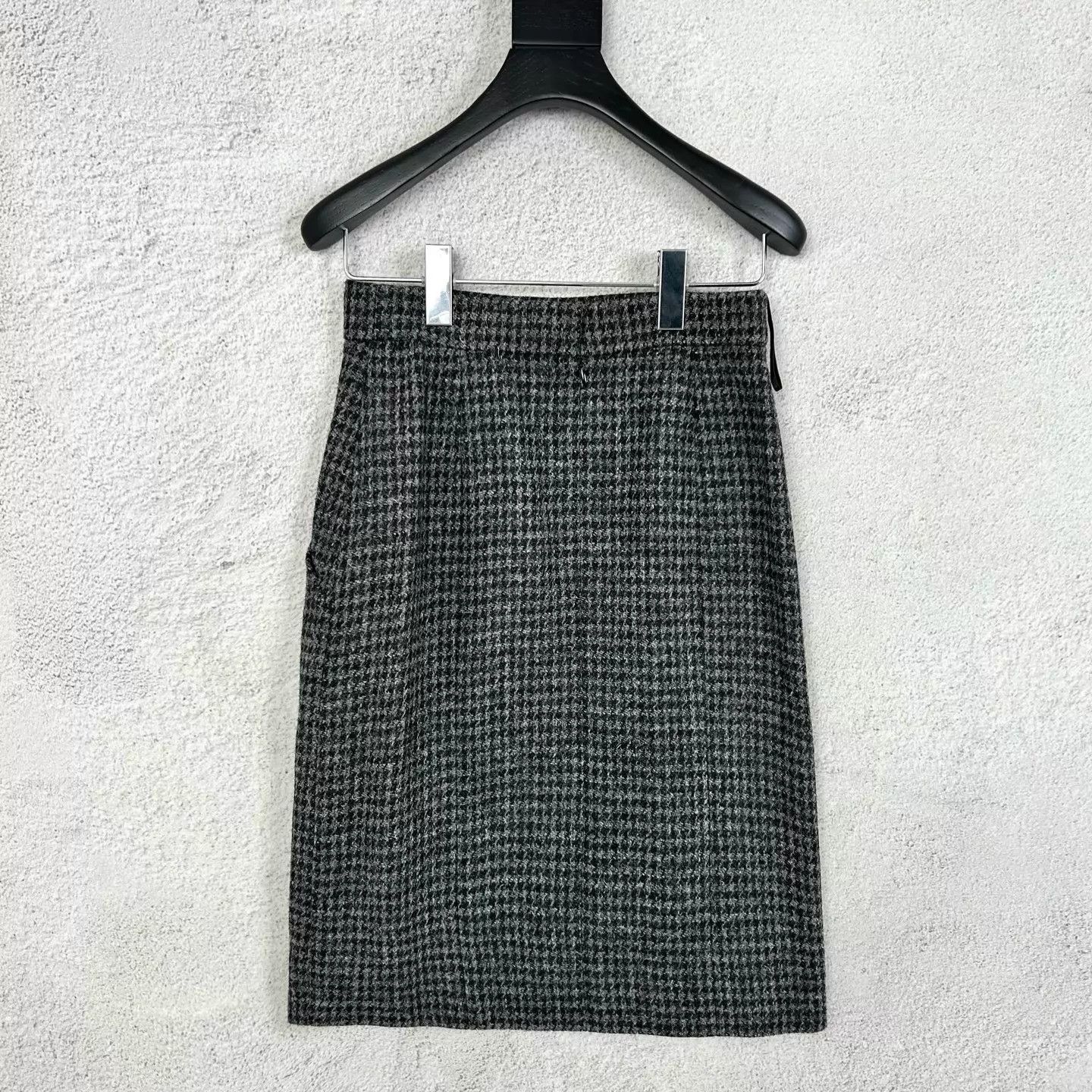 Chanel Chanel 22K Houndstooth Black Gray Button Logo Skirt Size 26" / US 2 / IT 38 - 2 Thumbnail